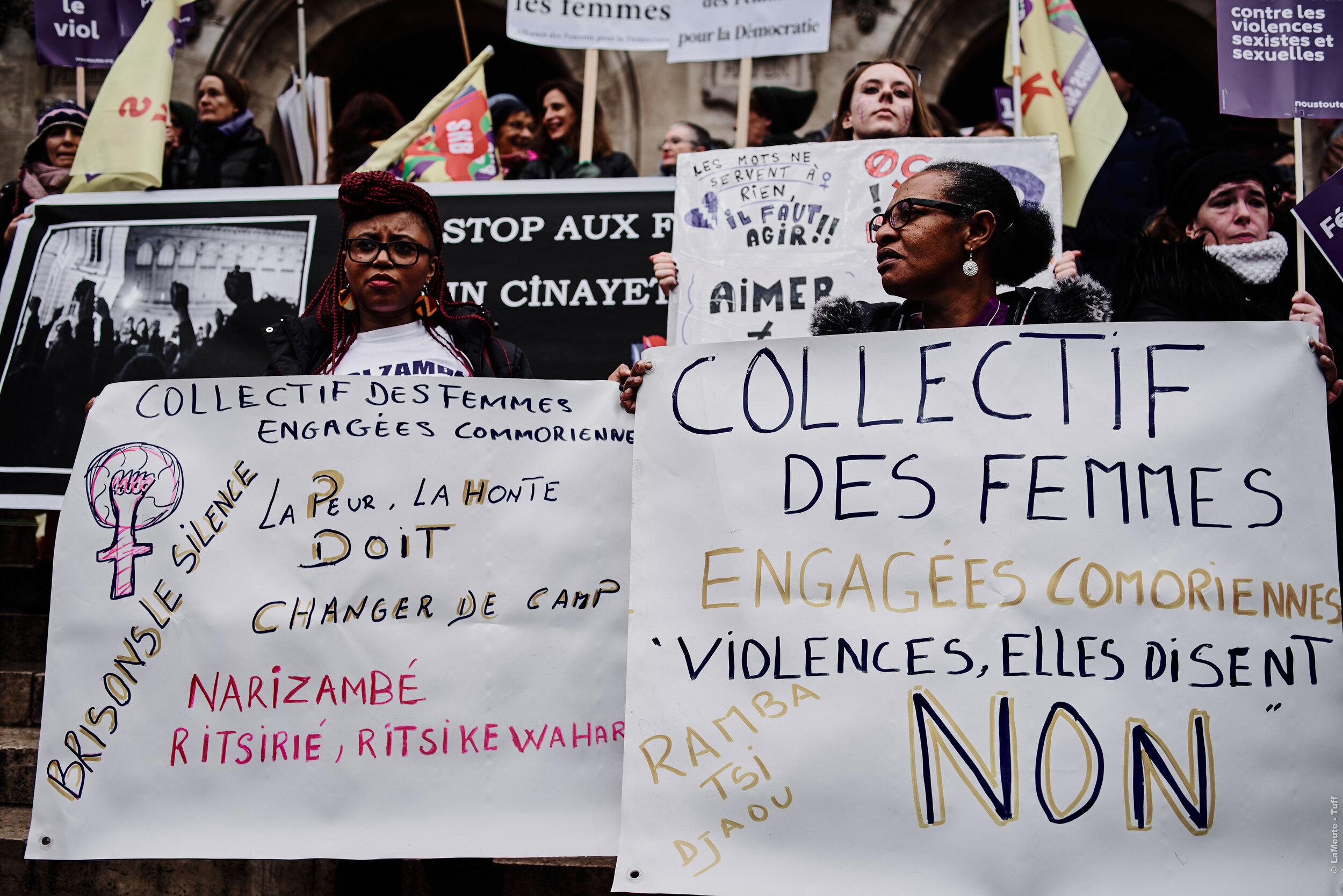  Des manifestantes du "collectif des femmes engagées comoriennes » sur les marches de l’Opéra Garnier. 
