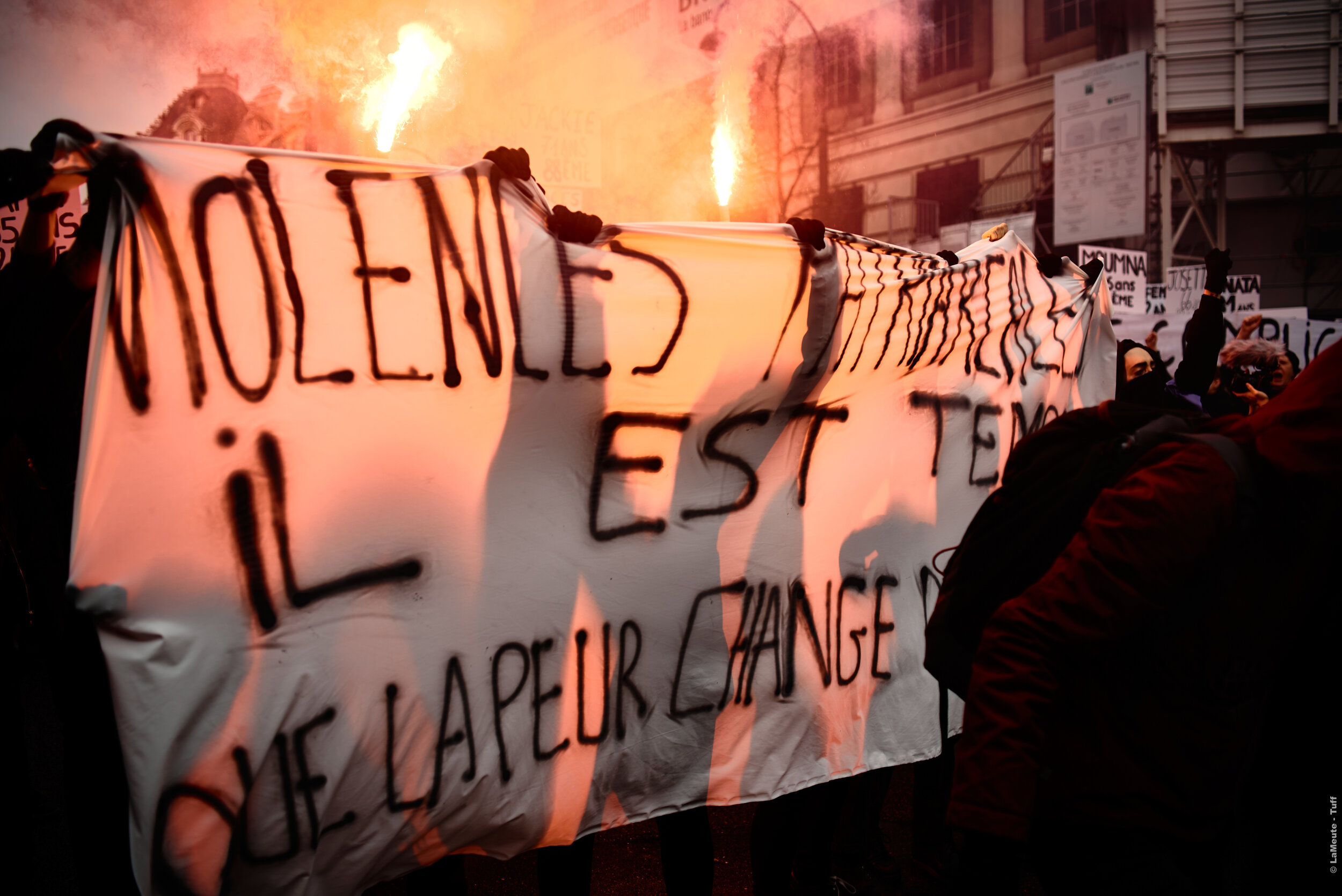  Cortège des féministes antifascistes. Sur la banderole : «  Violences patriarcales il est temps que la peur change de camp»  