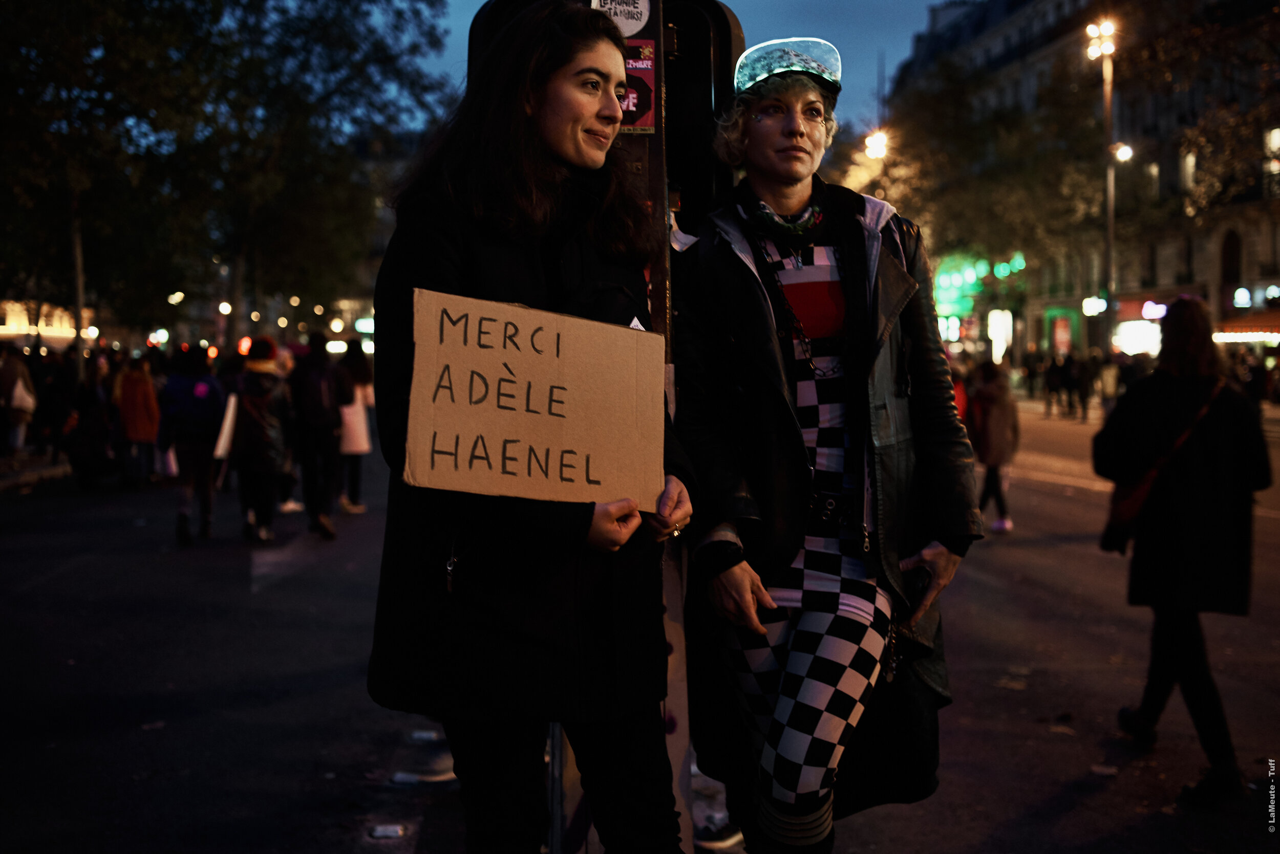  2 manifestant.e.s a1 République avec une pancarte de remerciement pour Adèle Haenel, actrice qui a récemment accusé Christophe Ruggia dans Médiapart de harcèlement sexuel et attouchements alors qu’elle était âgée entre 12 et 15  ans. 