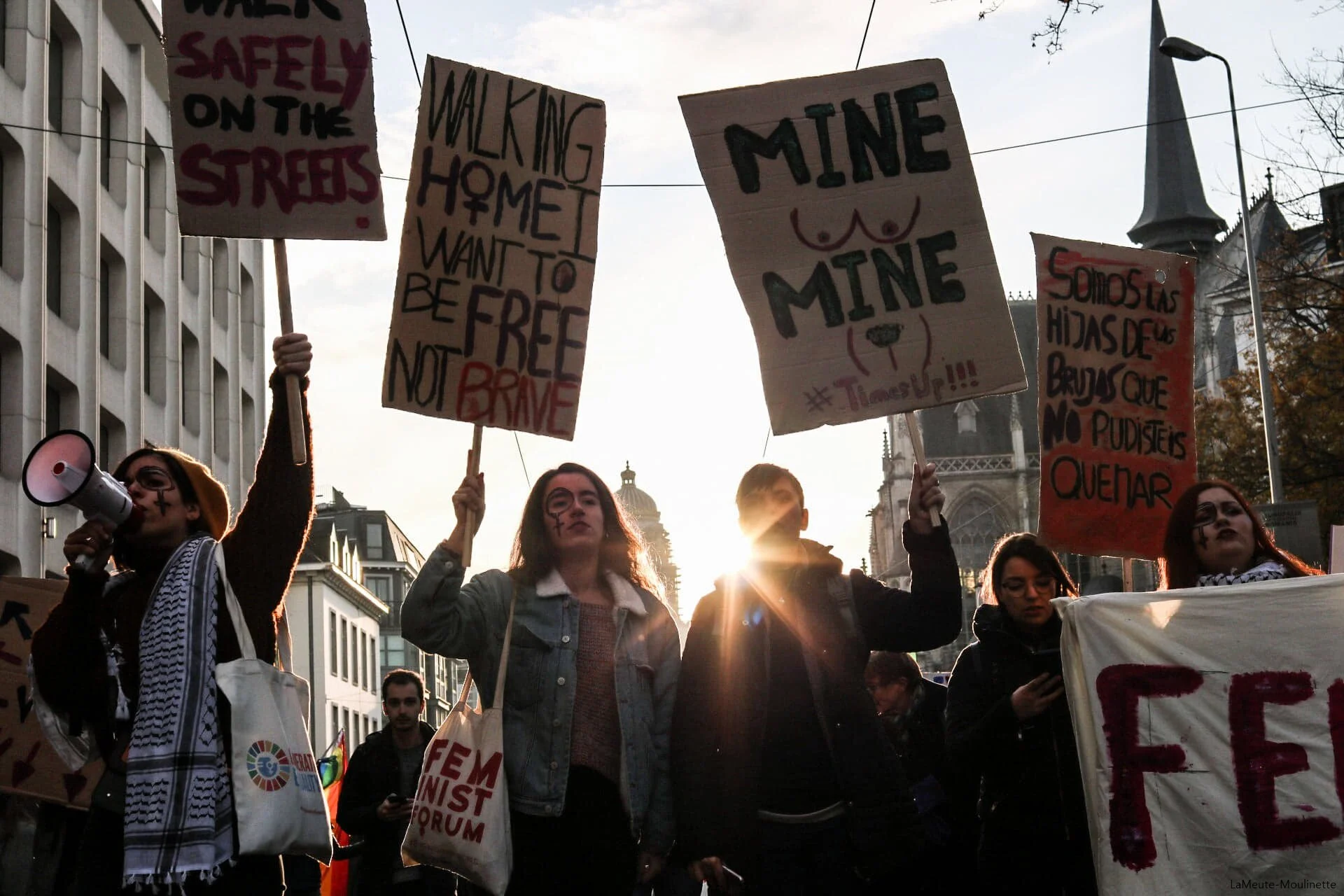 Bruxelles marche contre les violences faites aux femmes : « Solidarité avec les femmes du monde entier ! »