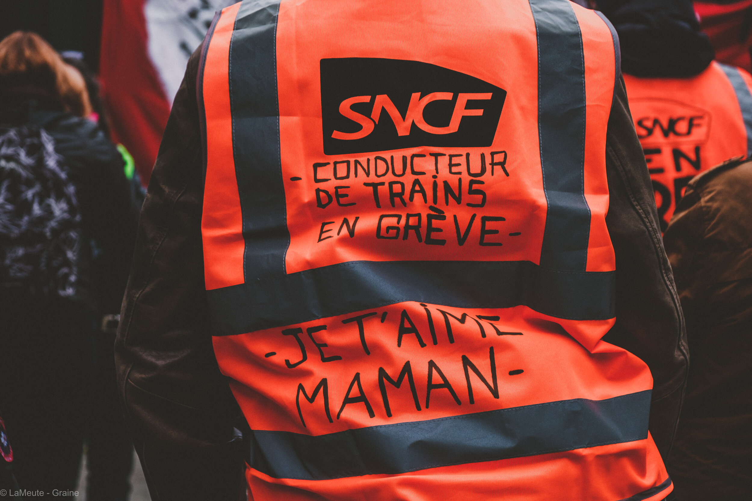  “Conducteur de trains en grève”, “Je t’aime maman”, sur le dos de Christian, un cheminot emblématique des grèves à Paris-Est. © LaMeute - Graine 