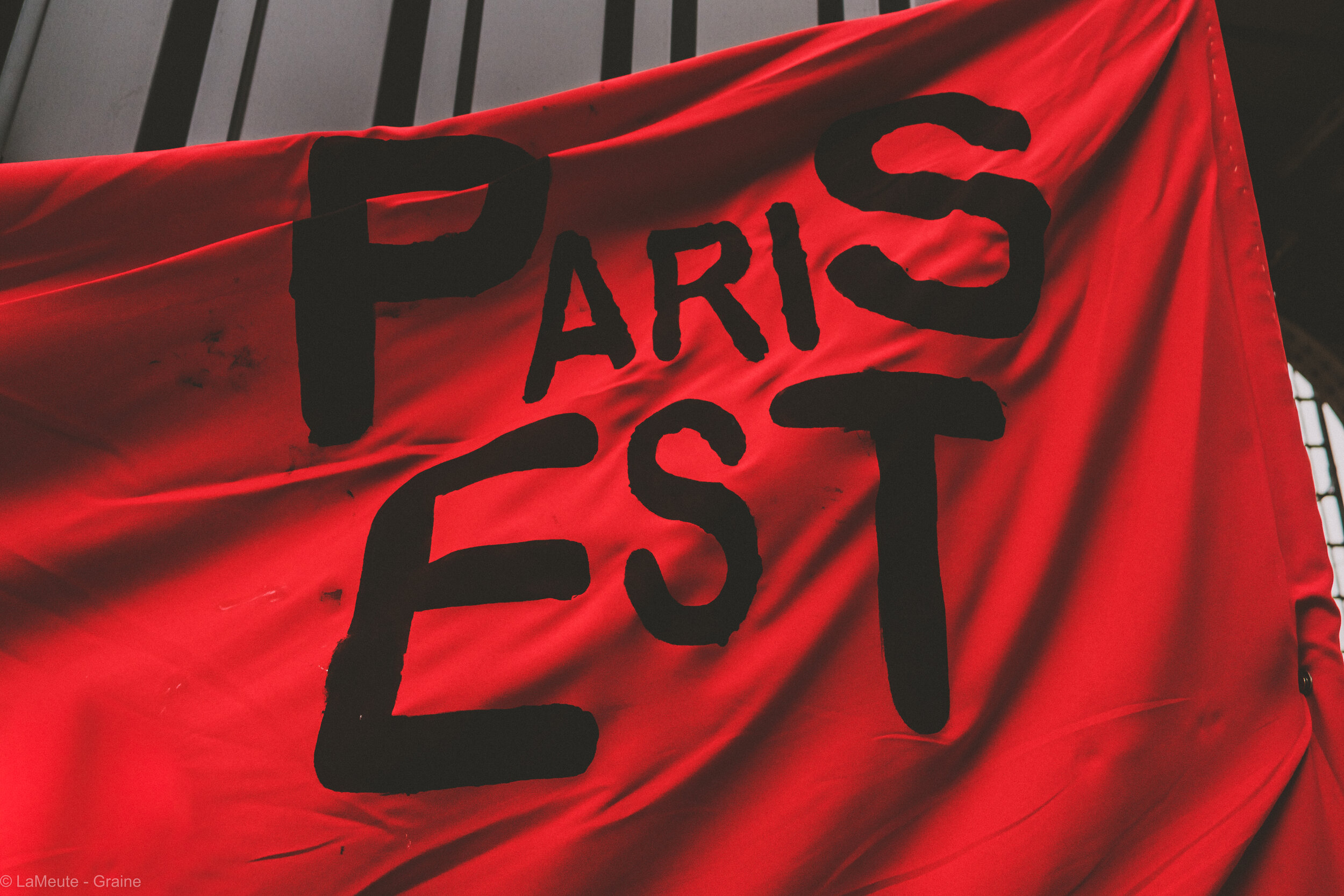  Sur la grande banderole rouge des cheminot.es de Paris-Est : “Cheminots en grève / Même Macron, même combat”. © LaMeute - Graine 