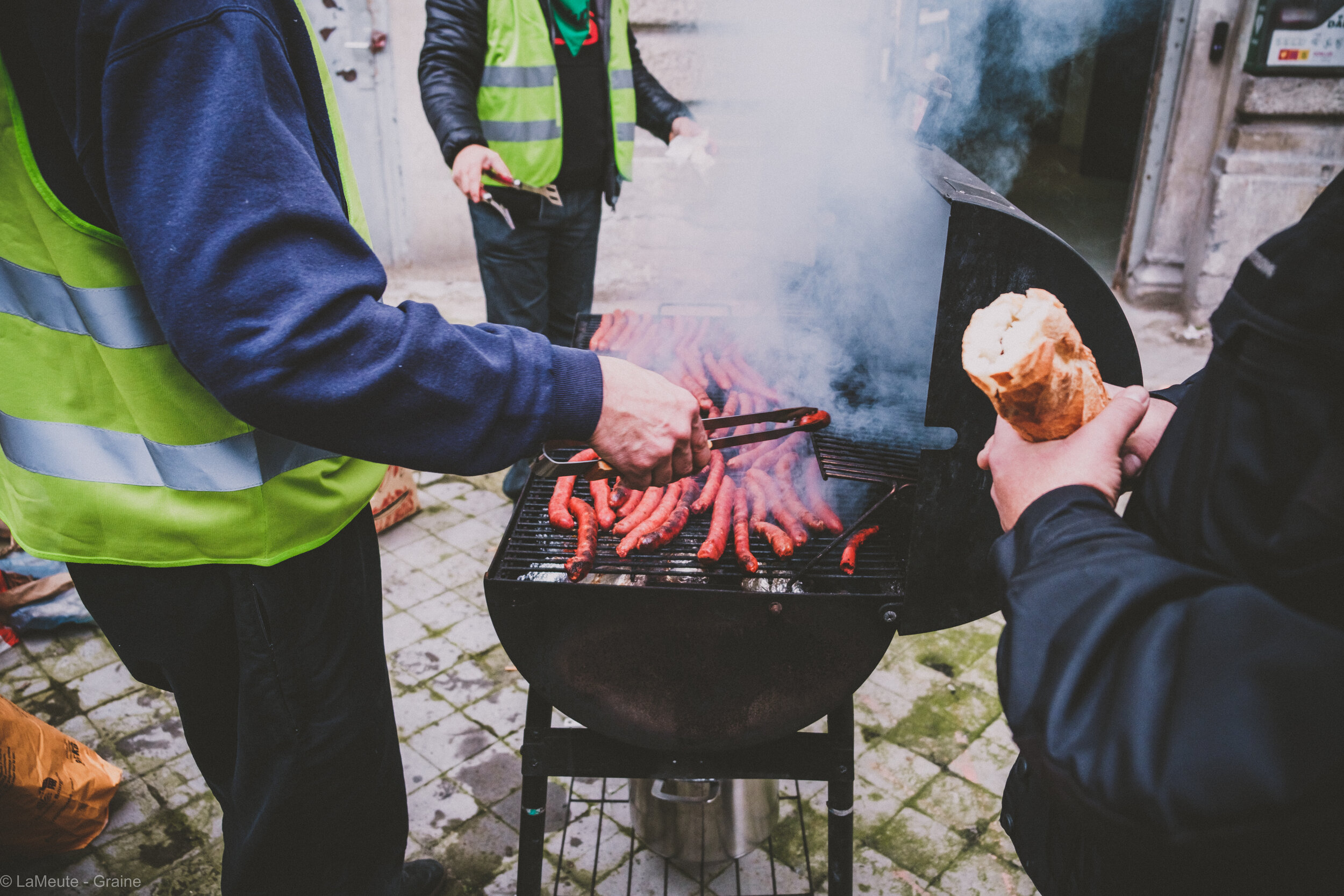  Pendant l’AG, l’incontournable barbecue préparé par SUD-Rail embaume le petit espace clos, et réchauffe les grévistes gelé.es. © LaMeute - Graine 