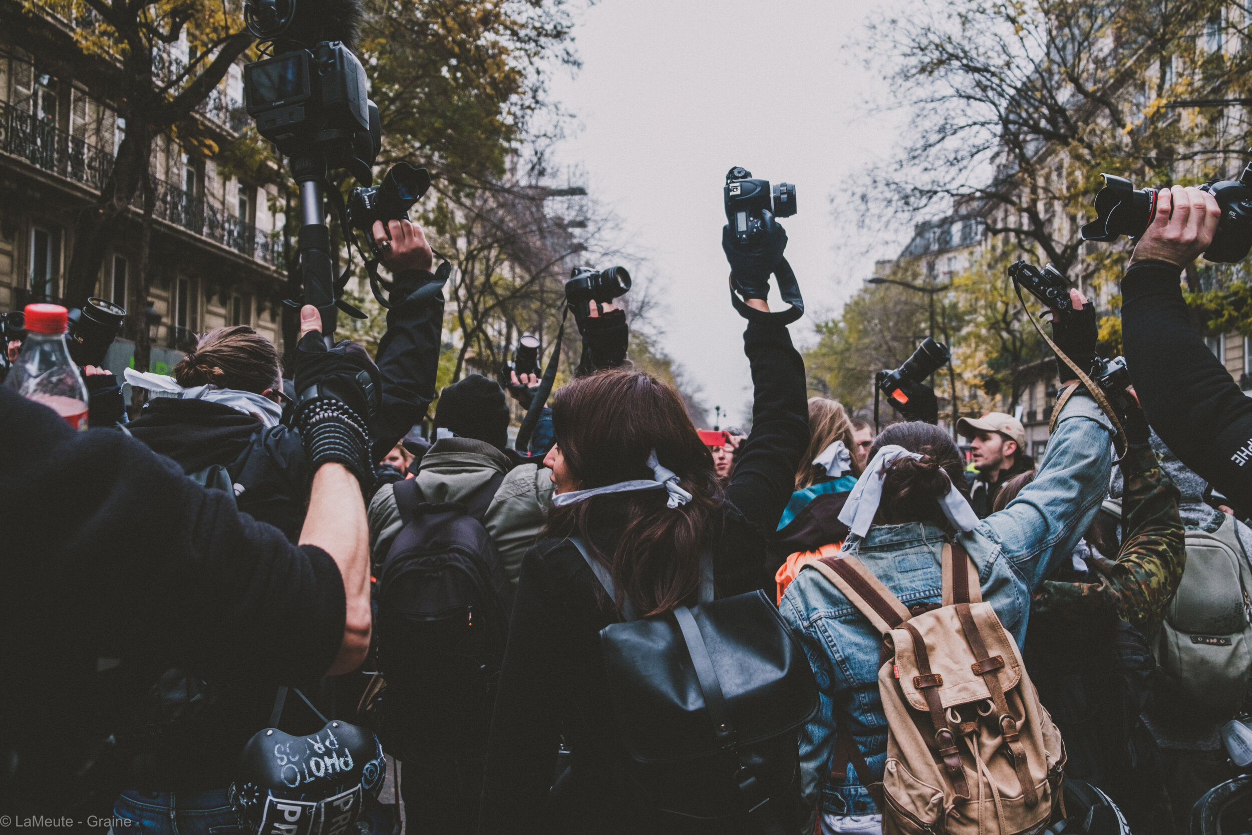  “Reporters En Colère ! Stop aux violences policières !” Le collectif REC remonte le boulevard Magenta en direction de la place de la République. © LaMeute - Graine 