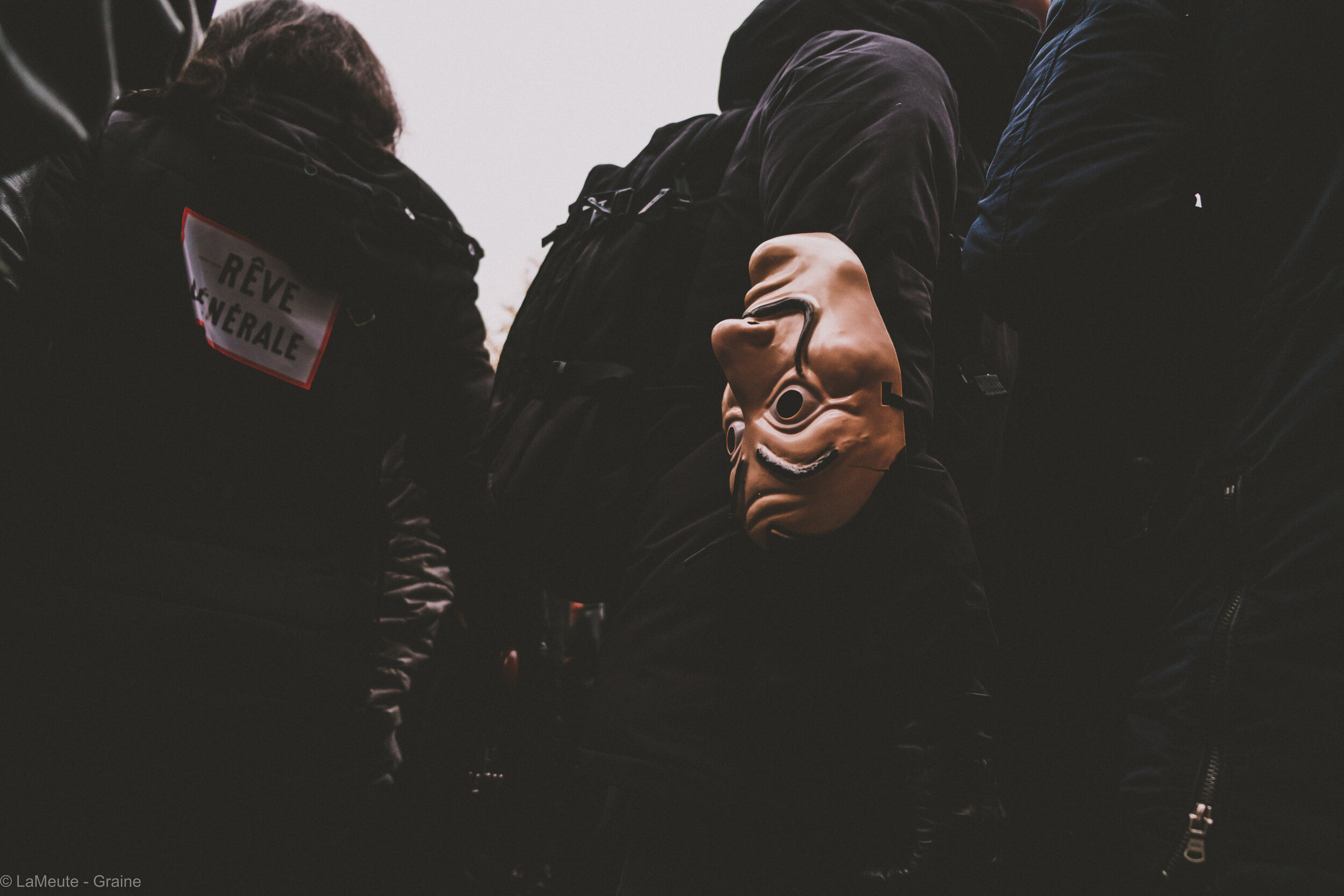  Les différents cortèges de la manifestation respirent un air purement révolutionnaire. Plein de représentations populaires. Ici, le masque de DalÍ, emblématique de la série  La Casa de Papel , aux discours parfois anticapitalistes. © LaMeute - Grain