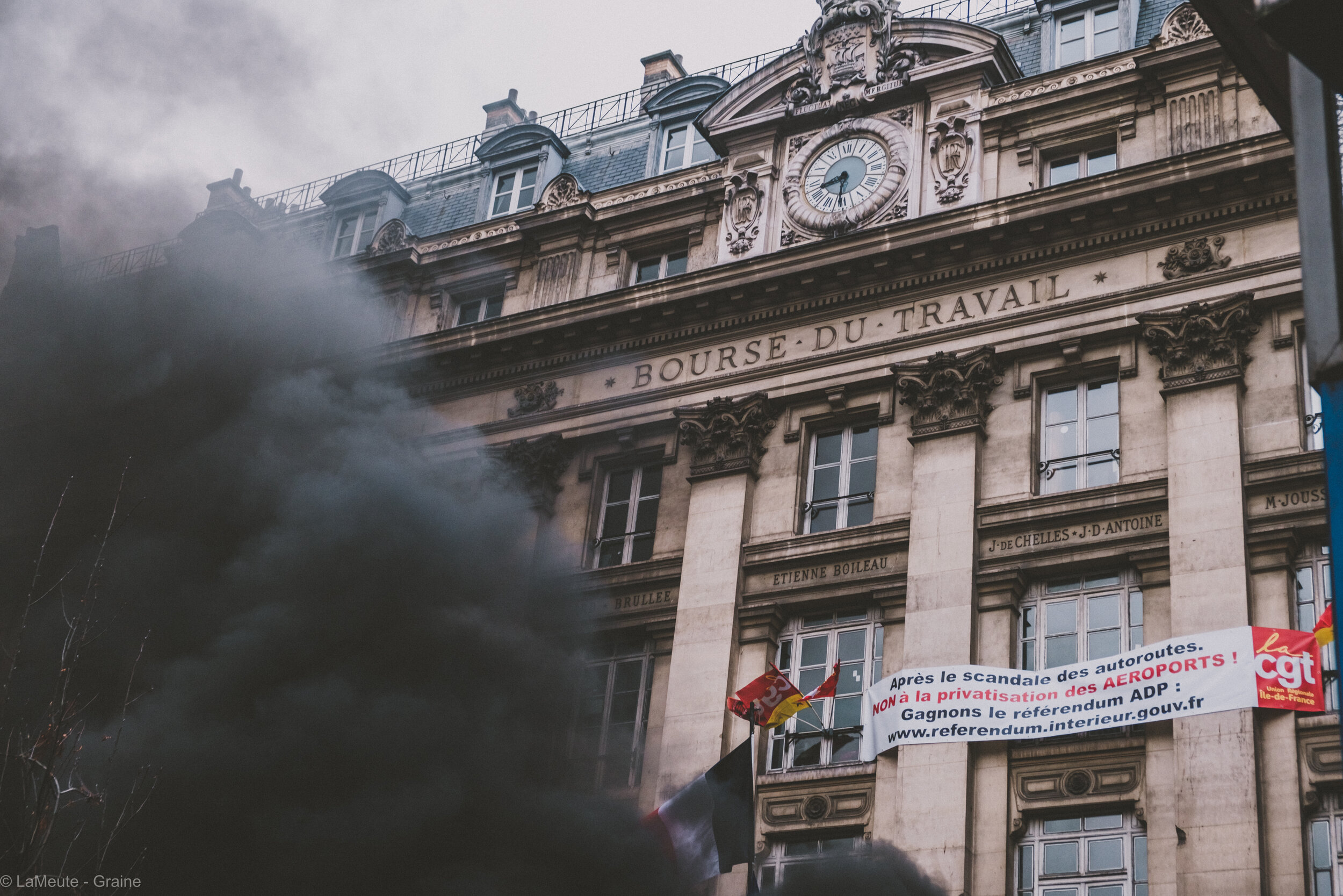  Au pied de la Bourse du Travail, les travailleur.euses grévistes incendient un camion de chantier. Un syndicaliste, très attaché aux symboles, fustige le fait qu’un tel bâtiment puisse être en proie aux flammes. © LaMeute - Graine 