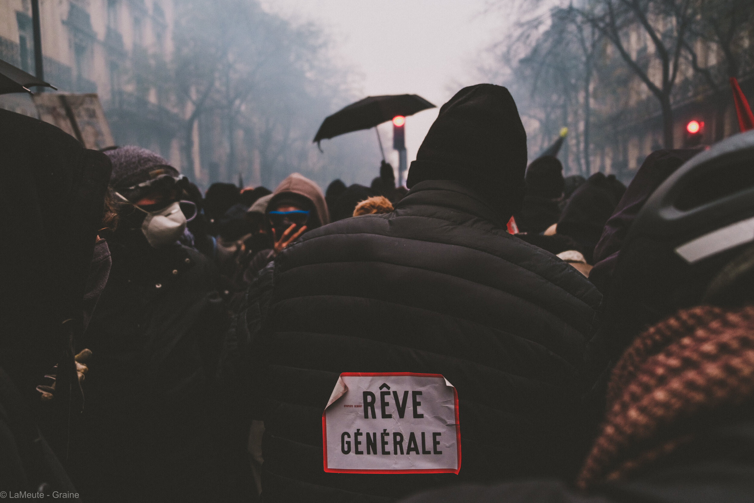  Alors que la police est retranchée sur un coin du boulevard Magenta, toute la chaussée se retrouve recouverte d’un épais nuage de gaz. On ne distingue bientôt plus que de vagues silhouettes. © LaMeute - Graine 