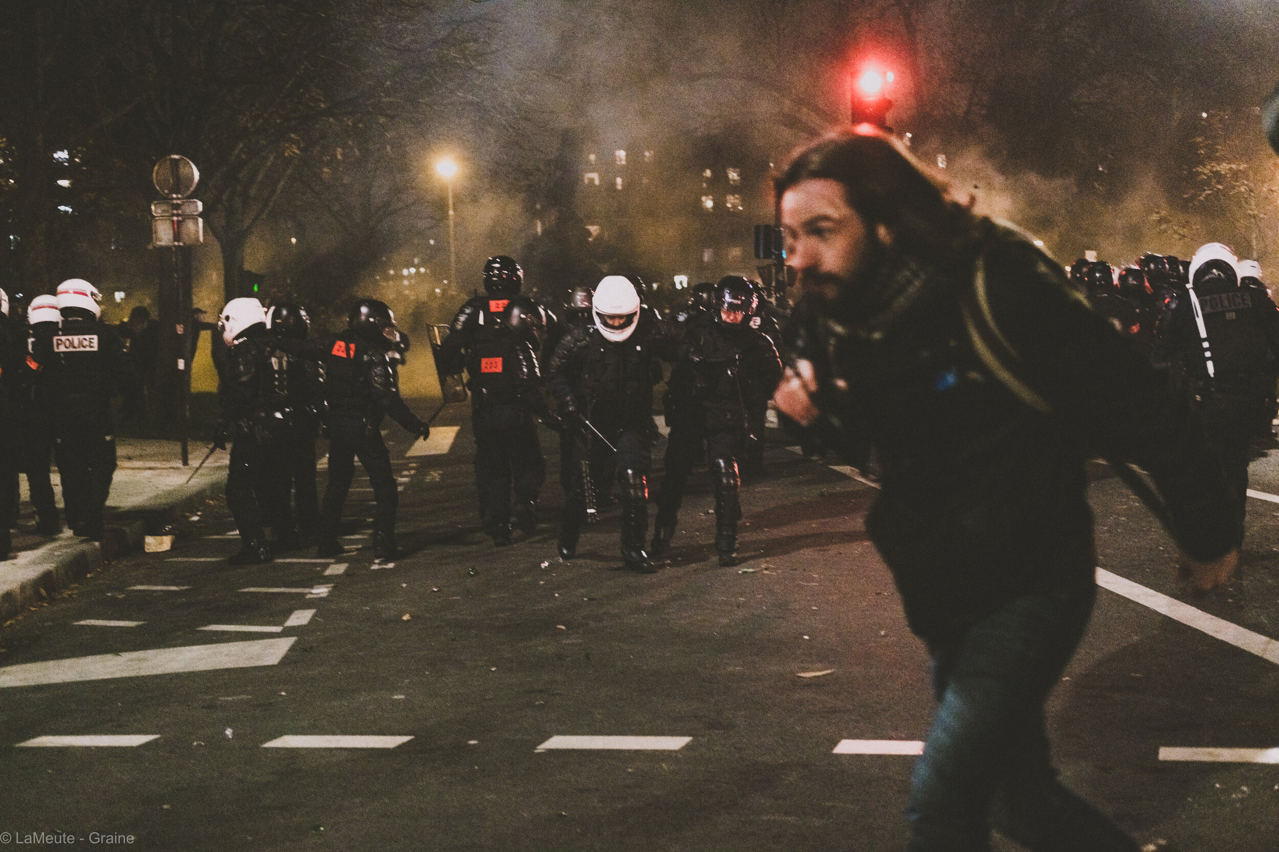  Les voltigeurs font des incursions répétées sur la place, en chargeant sur tout ce qui bouge. Cela s’avère très souvent infructueux, et ils font face à une extraordinaire résistance des manifestant.es. Ici, un policier blessé dans sa charge se repli