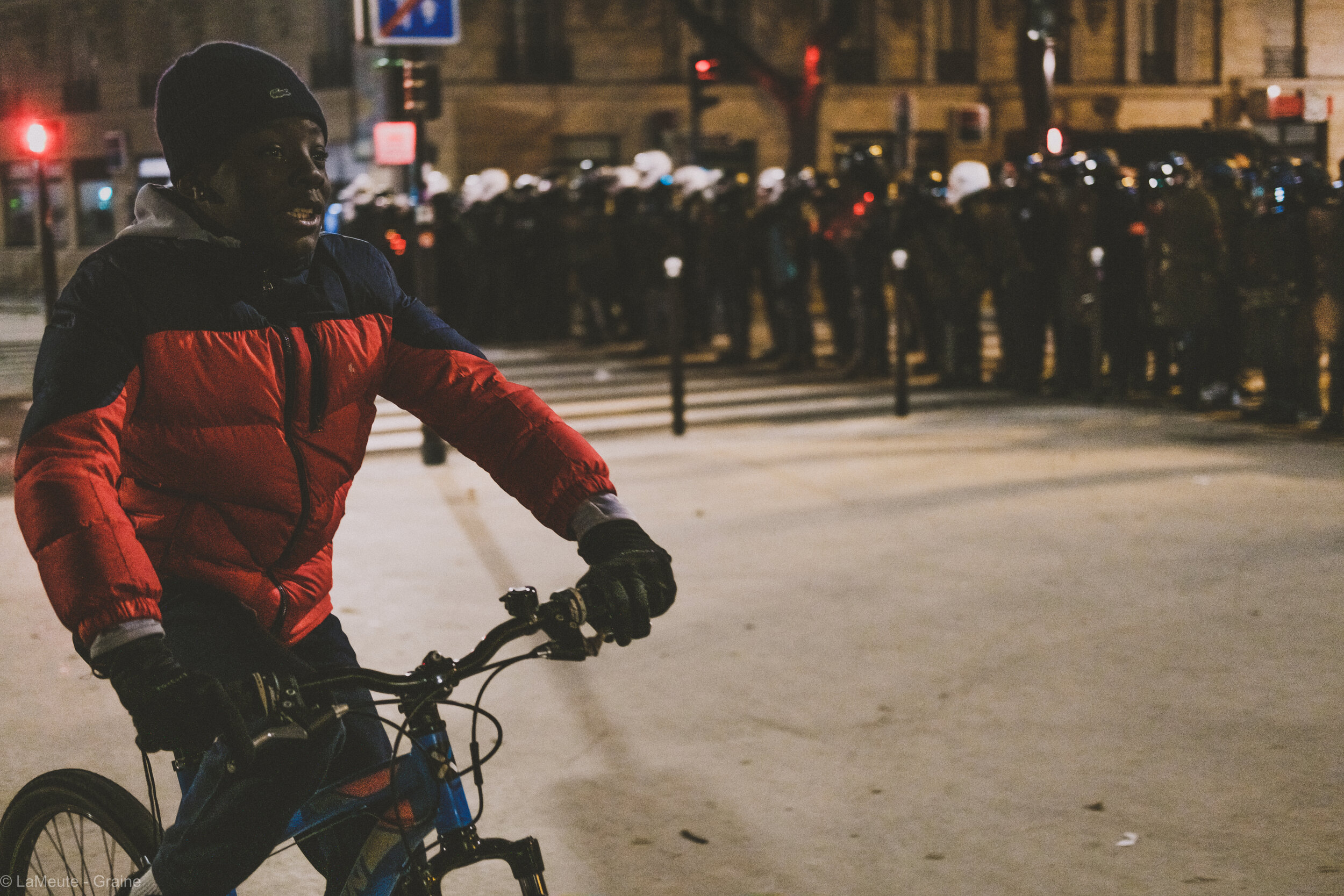  Devant une ligne de voltigeurs, des petits du quartier s’amusent à faire des roues arrières. Un manifestant leur dit de faire attention. “Vous inquiétez pas, on a l’habitude. Et vu ce qu’ils font, ‘faut bien les provoquer un peu.” Et il repart sur s