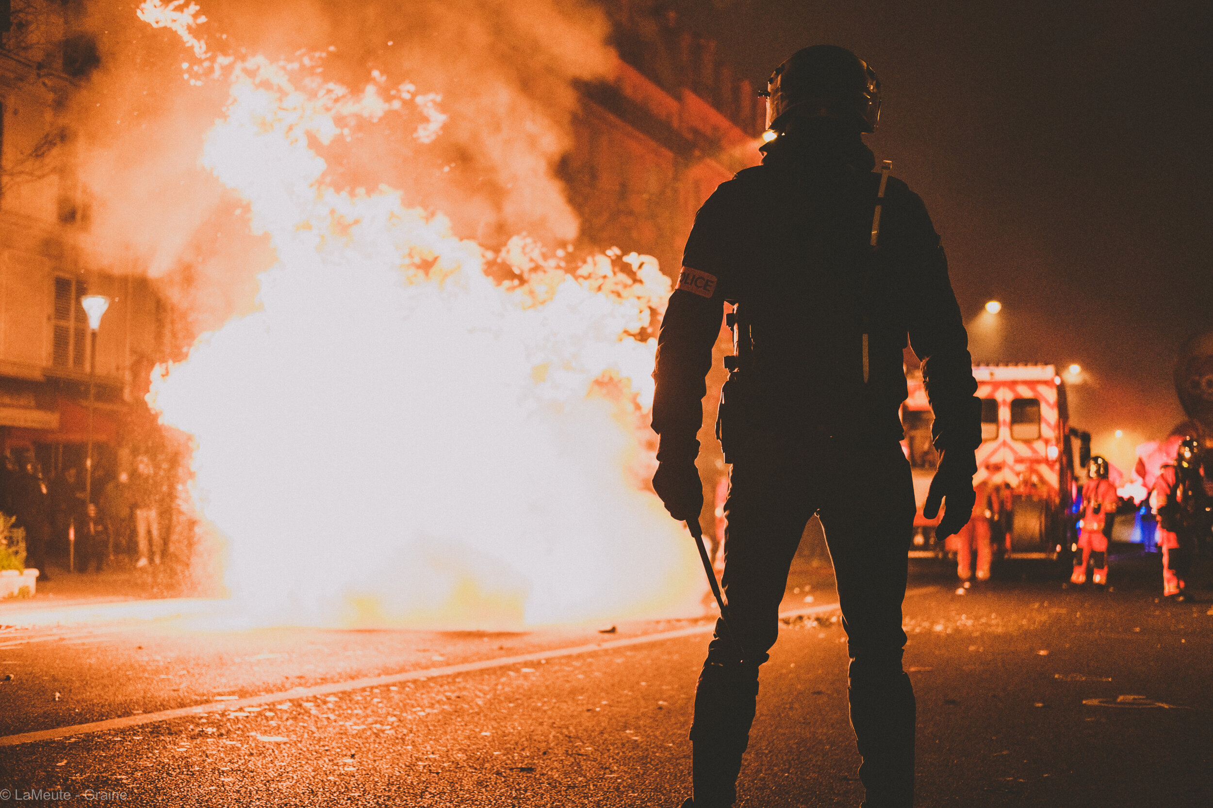  Une équipe de la bac, aux abords de la place de la Nation, sur le boulevard Voltaire, profite d’un incendie pour ré-occuper l’espace et casser toute velléité. © LaMeute - Graine 