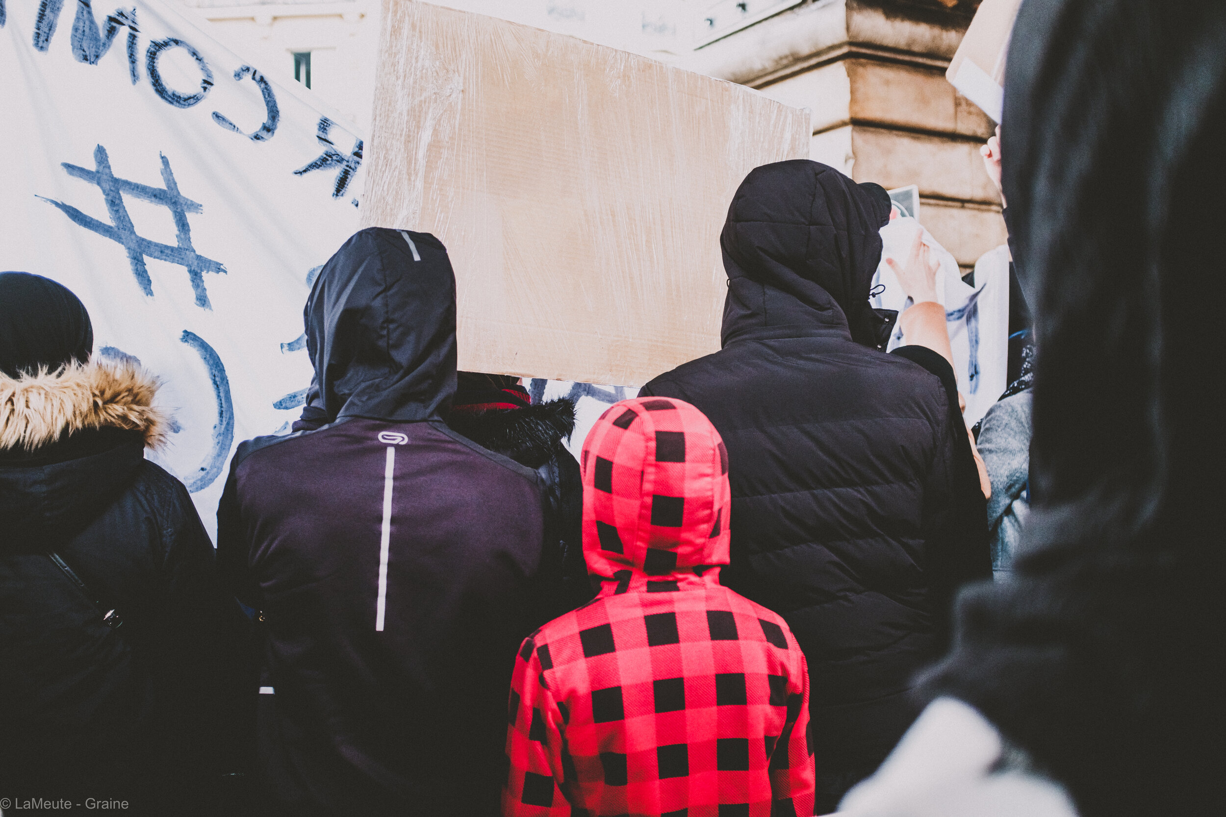  Certains jeunes de Mantes ont fait le déplacement à Paris, tenant pancartes et banderoles. © LaMeute - Graine 