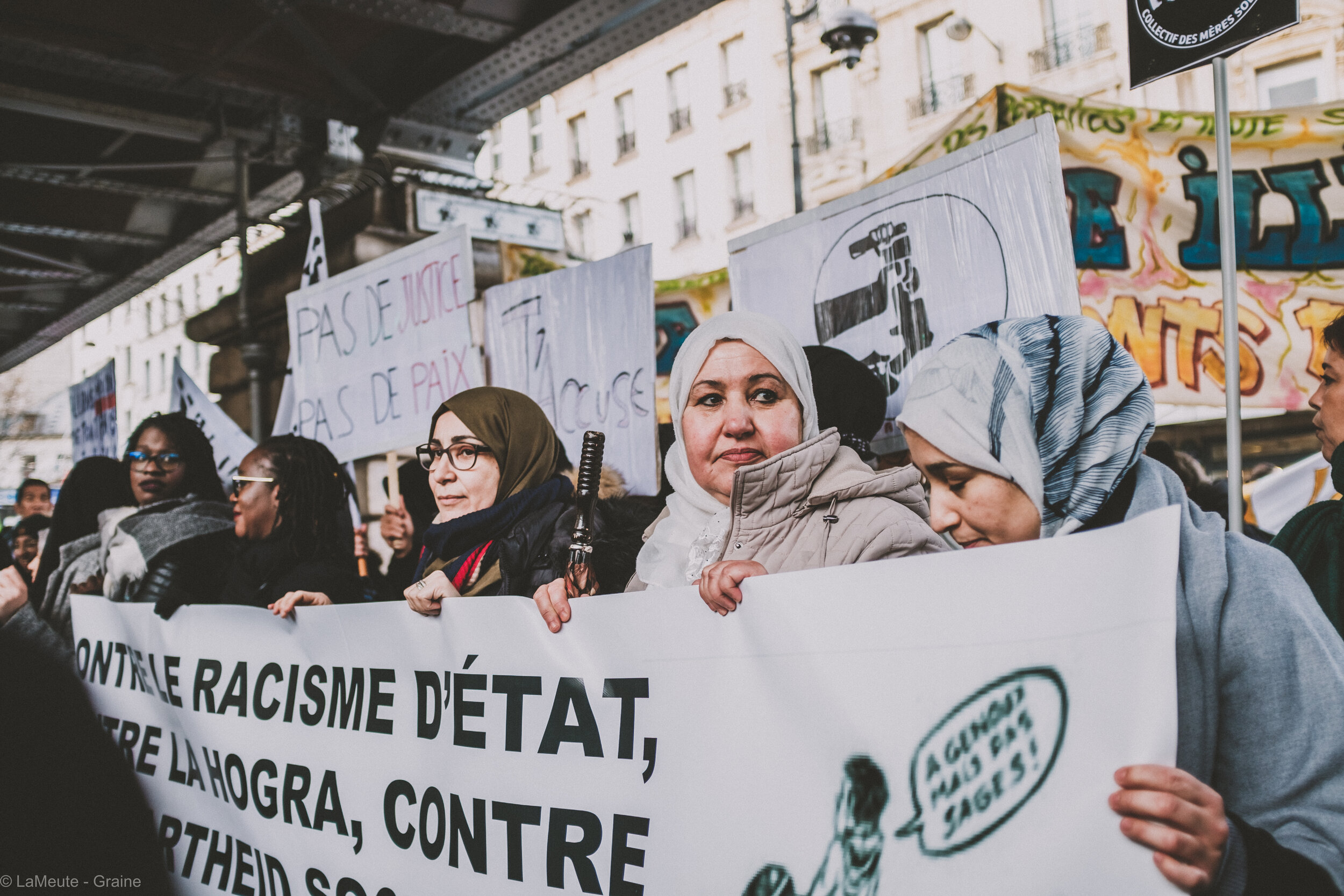  En tête de cortège, derrière une banderole, le collectif a laissé la place aux mères de Mantes. © LaMeute - Graine 