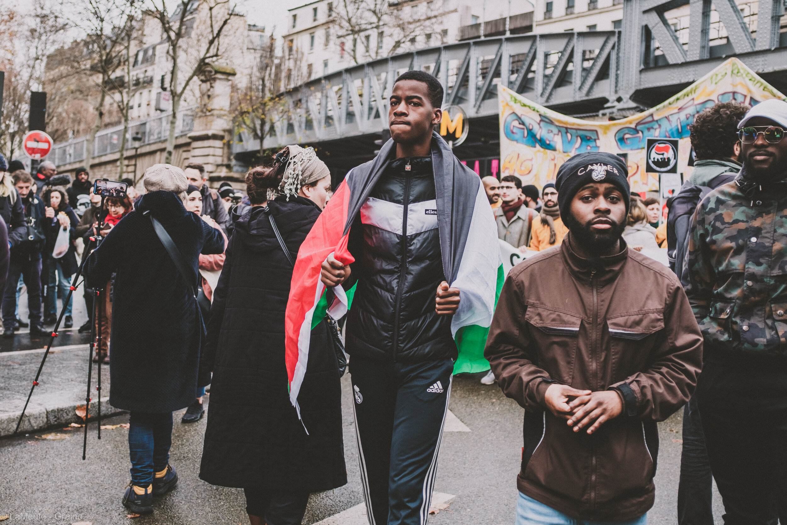  Le drapeau palestinien revient à de nombreuses reprises dans la marche, comme ici sur les épaules de ce Mantois. © LaMeute - Graine 