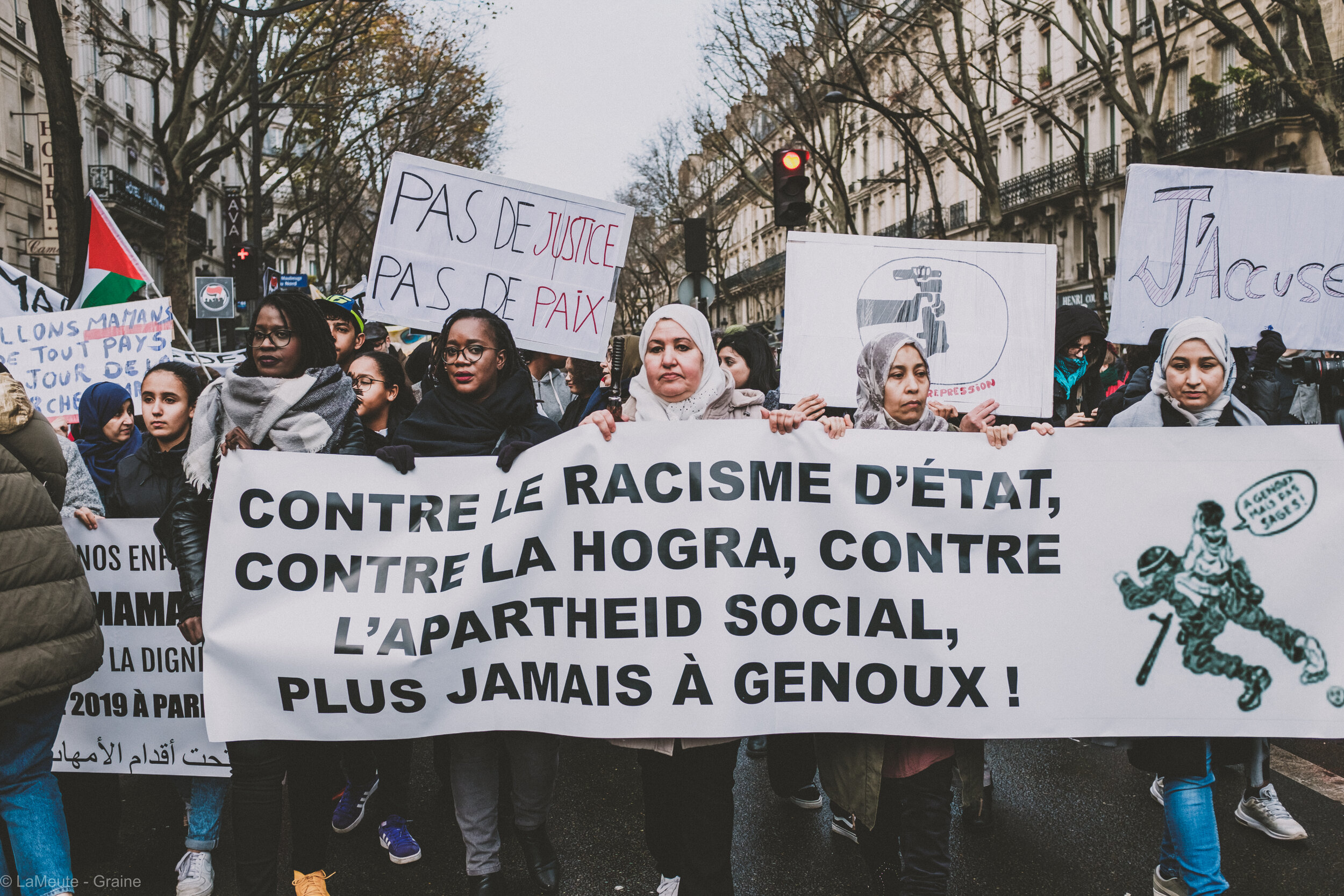  Malgré un cortège NPA jeune bruyant qui, avec un mégaphone, prend beaucoup de place, les mamans descendent le Boulevard Magenta en scandant du plus fort qu’elles peuvent “ Police partout, justice nulle part” . © LaMeute - Graine 