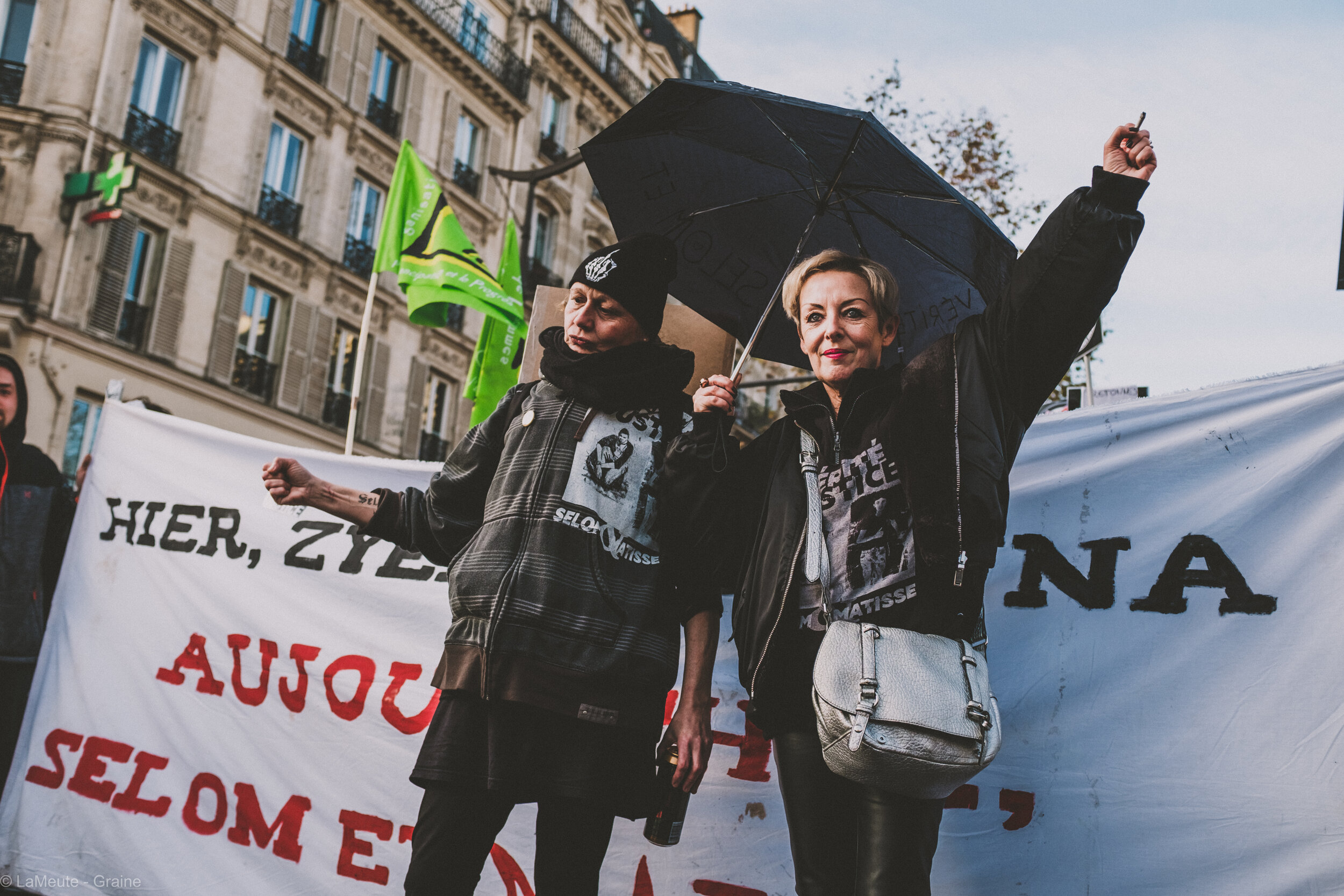  Les  “Lionnes de Lille” , véritables battantes, ne cachant pas leurs convictions anti-autoritaires et antifascistes, défilent avec une banderole  “Hier, Zyed et Bouna - Aujourd’hui, Selom et Matisse” . Derrière elles, la foule scande  “Zyed - Bouna,