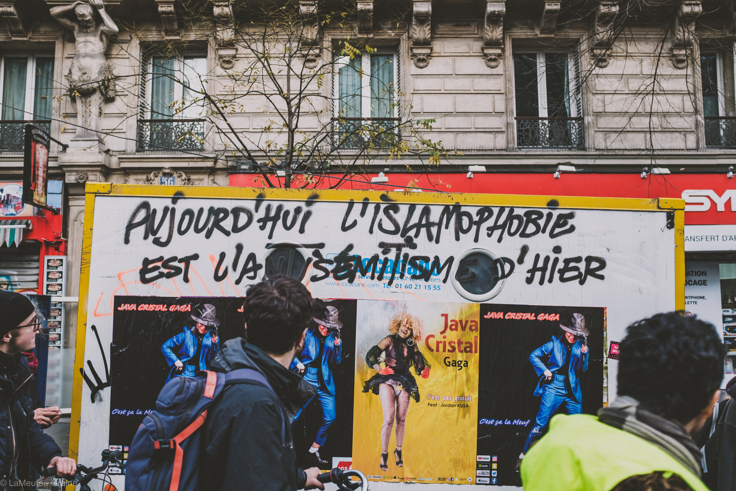  Sur le passage de la marche, les stigmates de la  mobilisation du jeudi 5 décembre. Ici, un tag qui dit  “Aujourd’hui, l’islamophobie est l’antisémitisme d’hier” . Bien que l’antisémitisme reste une oppression structurelle bien ancrée en France, l’i