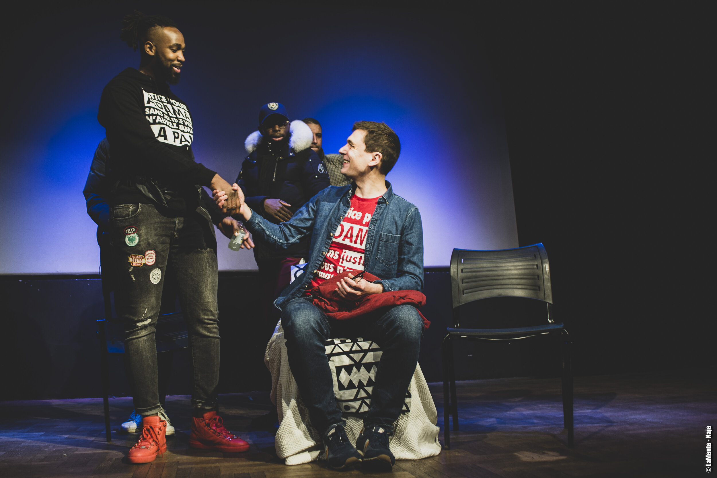   Youssouf Traoré (frère d’Adama) et Geoffroy de Lagasnerie (philosophe, auteur avec Assa du livre “Le combat Adama”) se salue avant que le public ne rentre dans la salle.  © LaMeute - Naje 