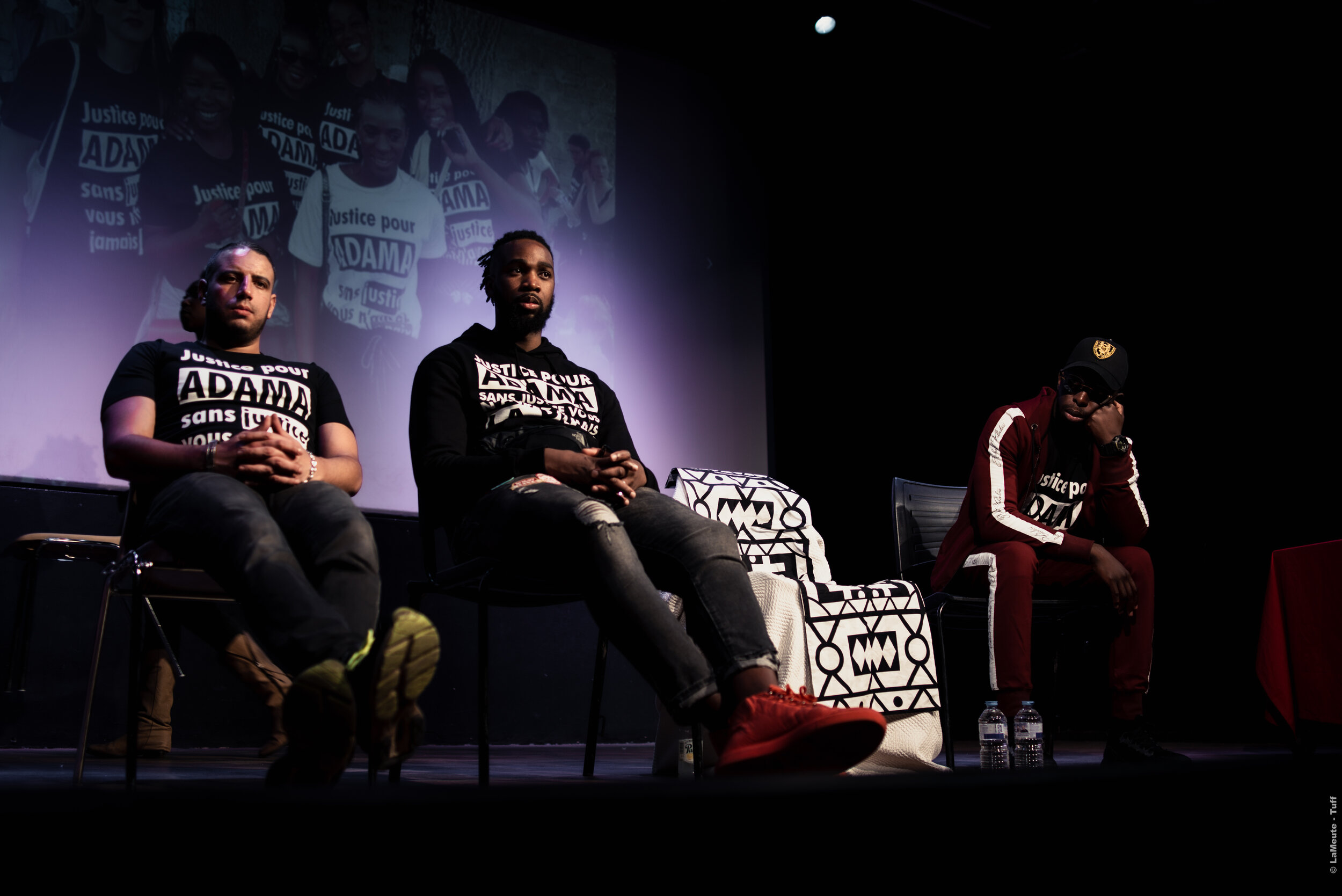   Sur scène de gauche à droite : Lotfi Moufassa, Youssouf Traoré et Doom's, pendant la lecture de la lettre ouverte " J'accuse " d'Assa Traoré.  © LaMeute - Tuff 