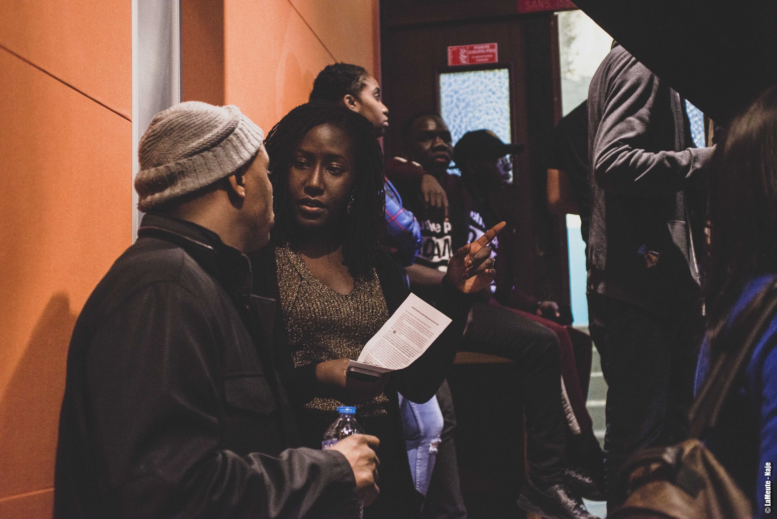   Goundo Diawara (Front de mères) discute avec Diané Bah (Frère d’ibrahima Bah, mort en octobre 2019 suite à un contrôle de police) avant de monter su scène.  ©LaMeute - Naje- 