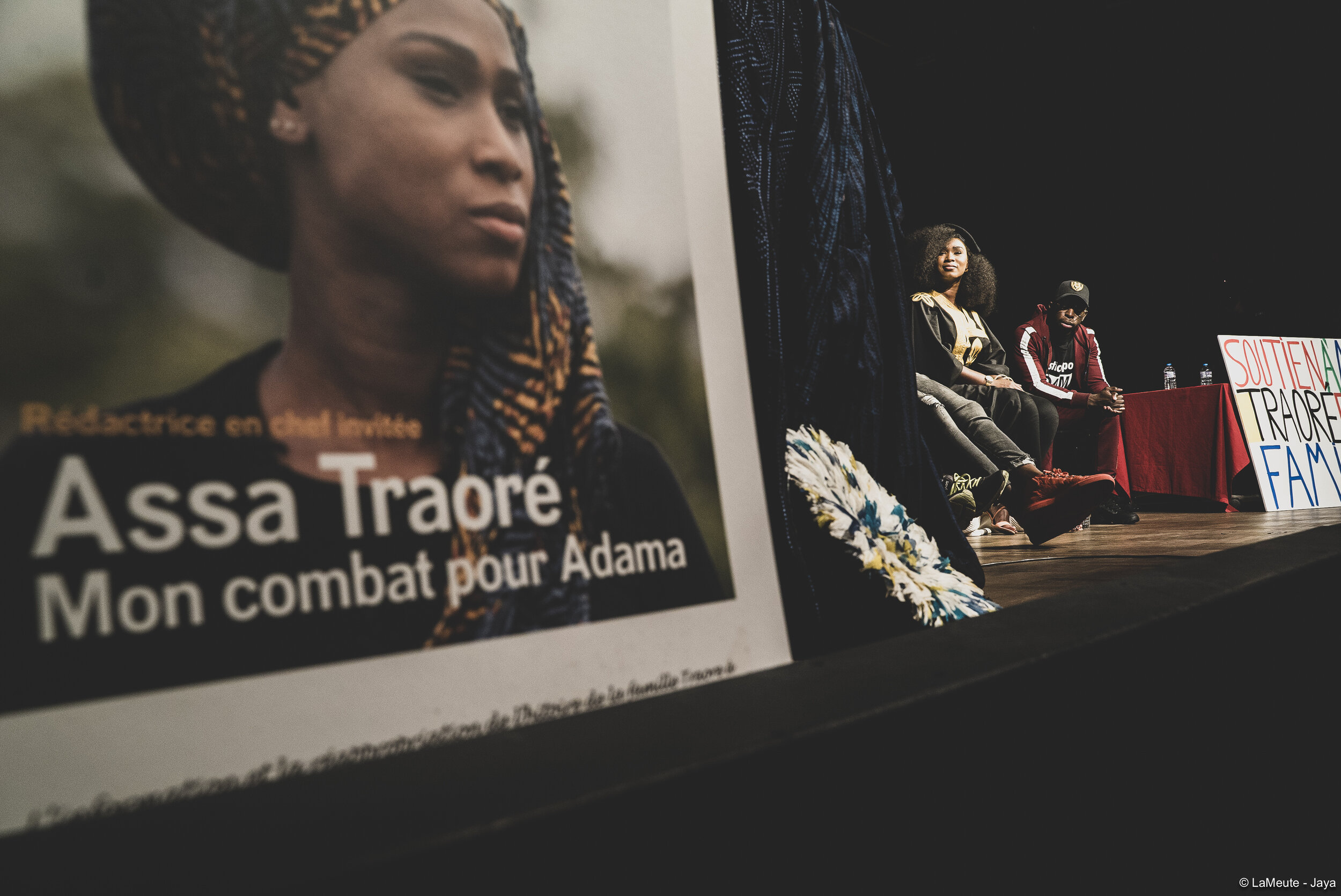   Assa Traoré et le comité pour Adama ont réussi à s’imposer face aux grands médias. Tant et si bien qu’Assa a été nommée de nombreuses fois rédactrice en cheffe invitée par plusieurs d’entre eux; ici, Politis.  ©LaMeute - Jaya 