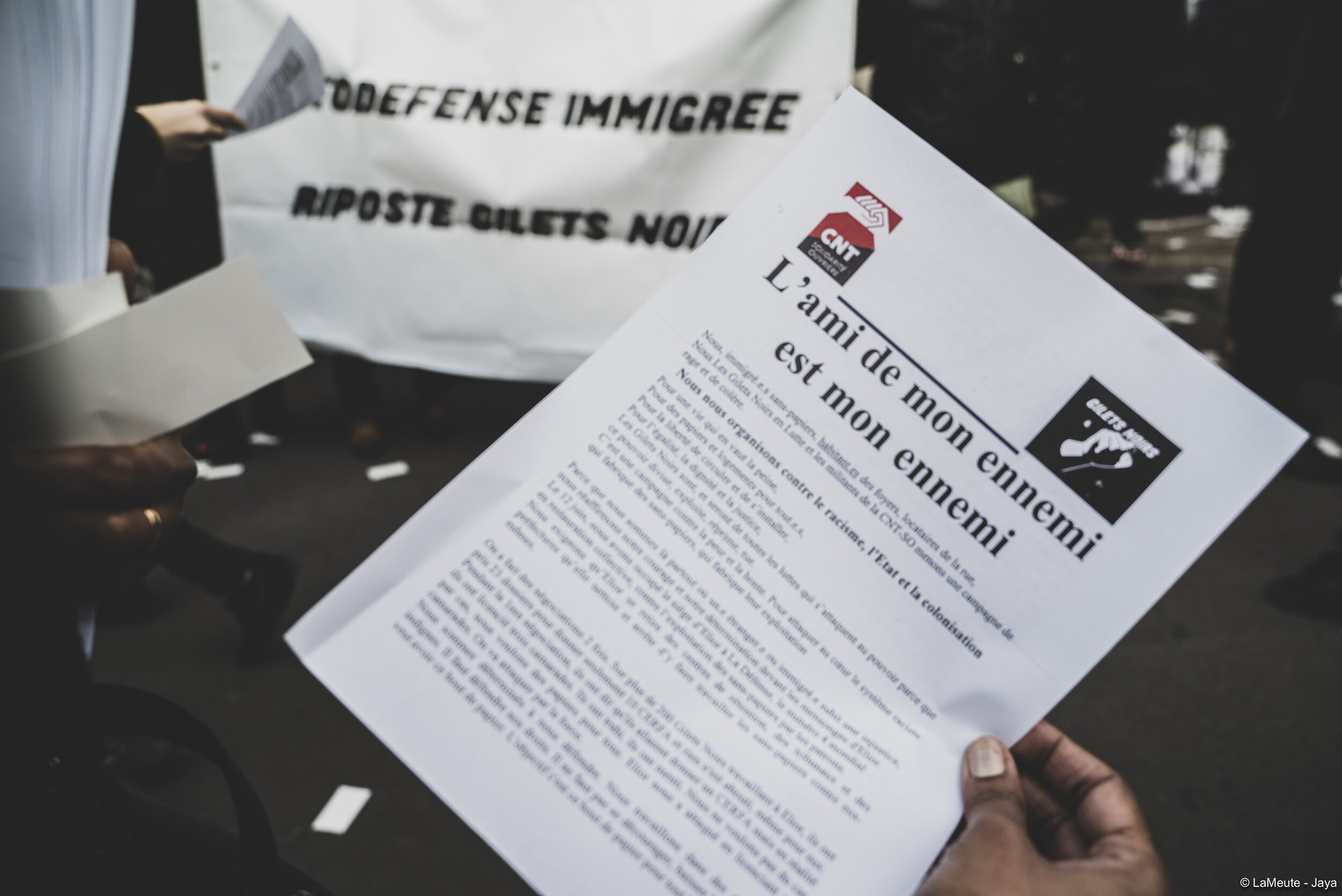   Le communiqué distribué aux passant-es devant la boutique Nespresso, client d’Elior, occupée par les Gilets Noirs, ce mardi 3 décembre 2019.  ©LaMeute - Jaya 