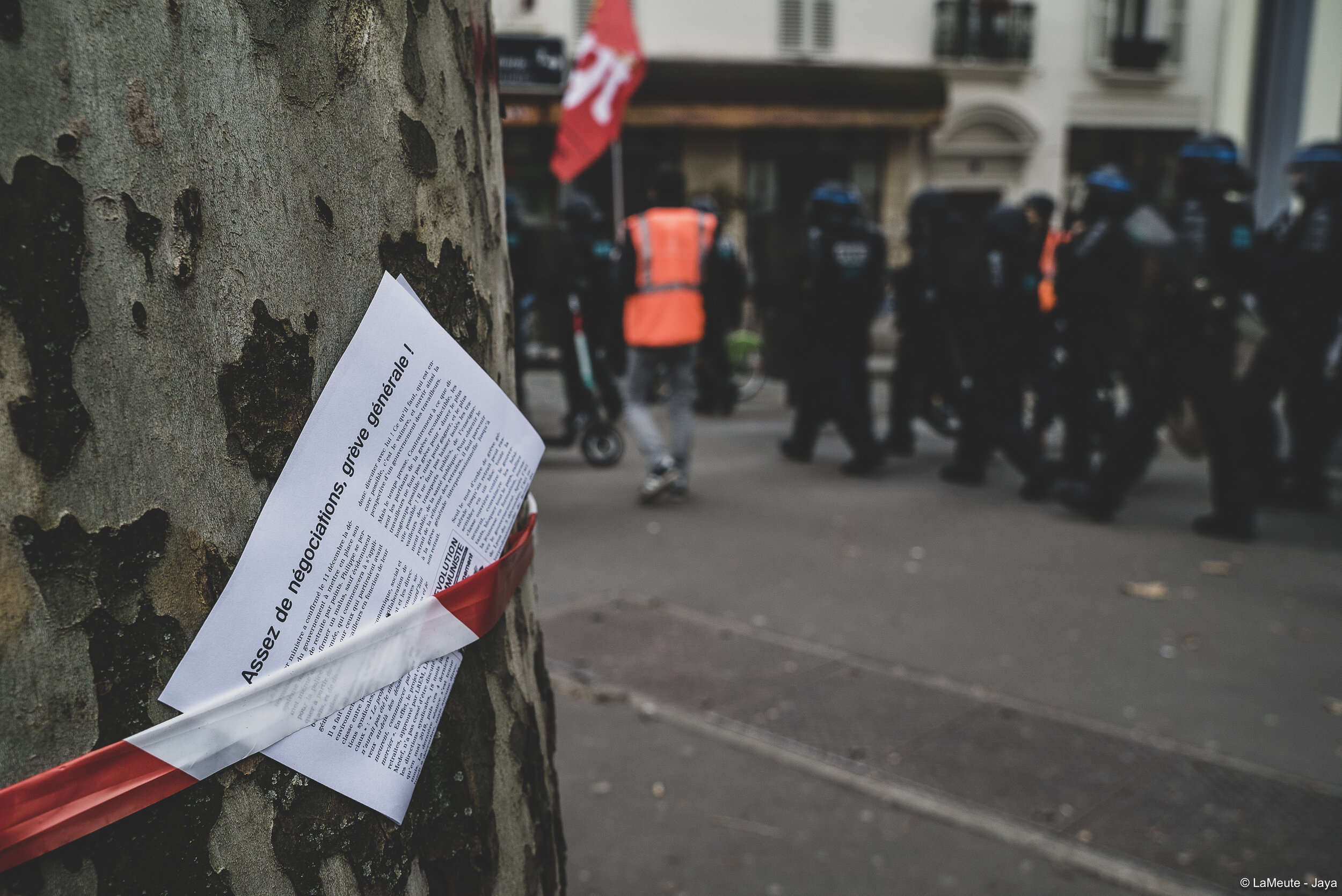   Les FDO suivent la manifestation de près. La sur-encadre. Comme une nasse mobile, de République à Nation, en passant par Bastille.  ©LaMeute - Jaya 