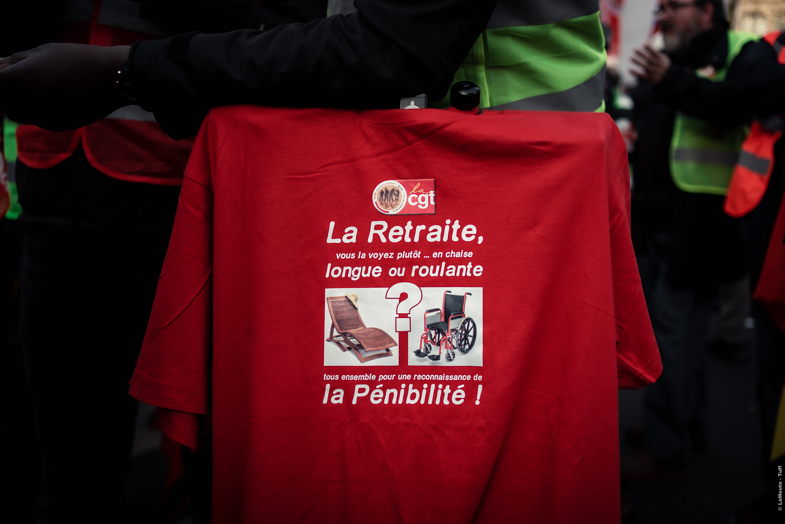  Le t-shirt d'un manifestant affilié au syndicat CGT sur la retraite. © LaMeute - Tuff 