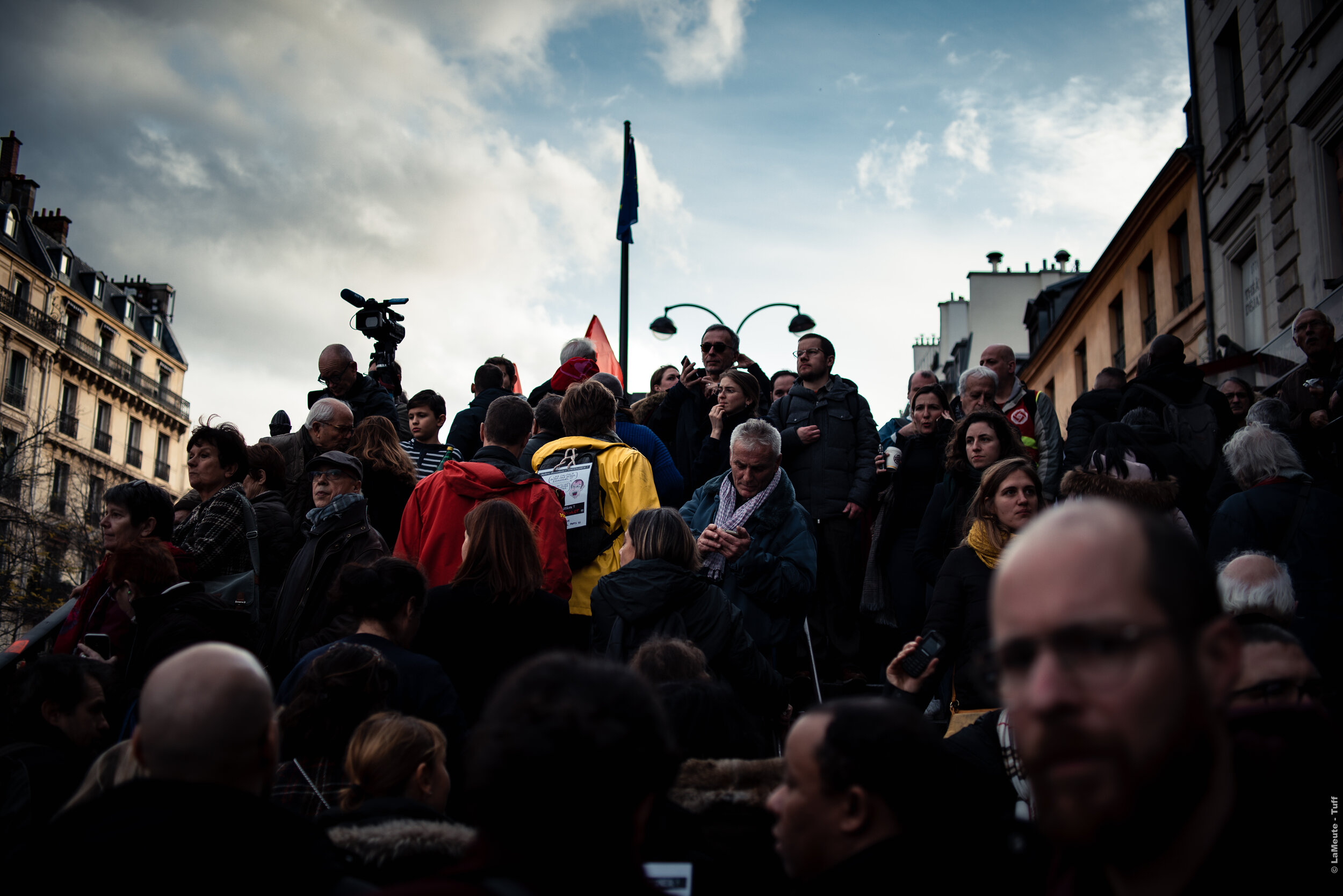  Le boulevard du Temple est bondé par les manifestant.e.s et médias.© LaMeute - Tuff 
