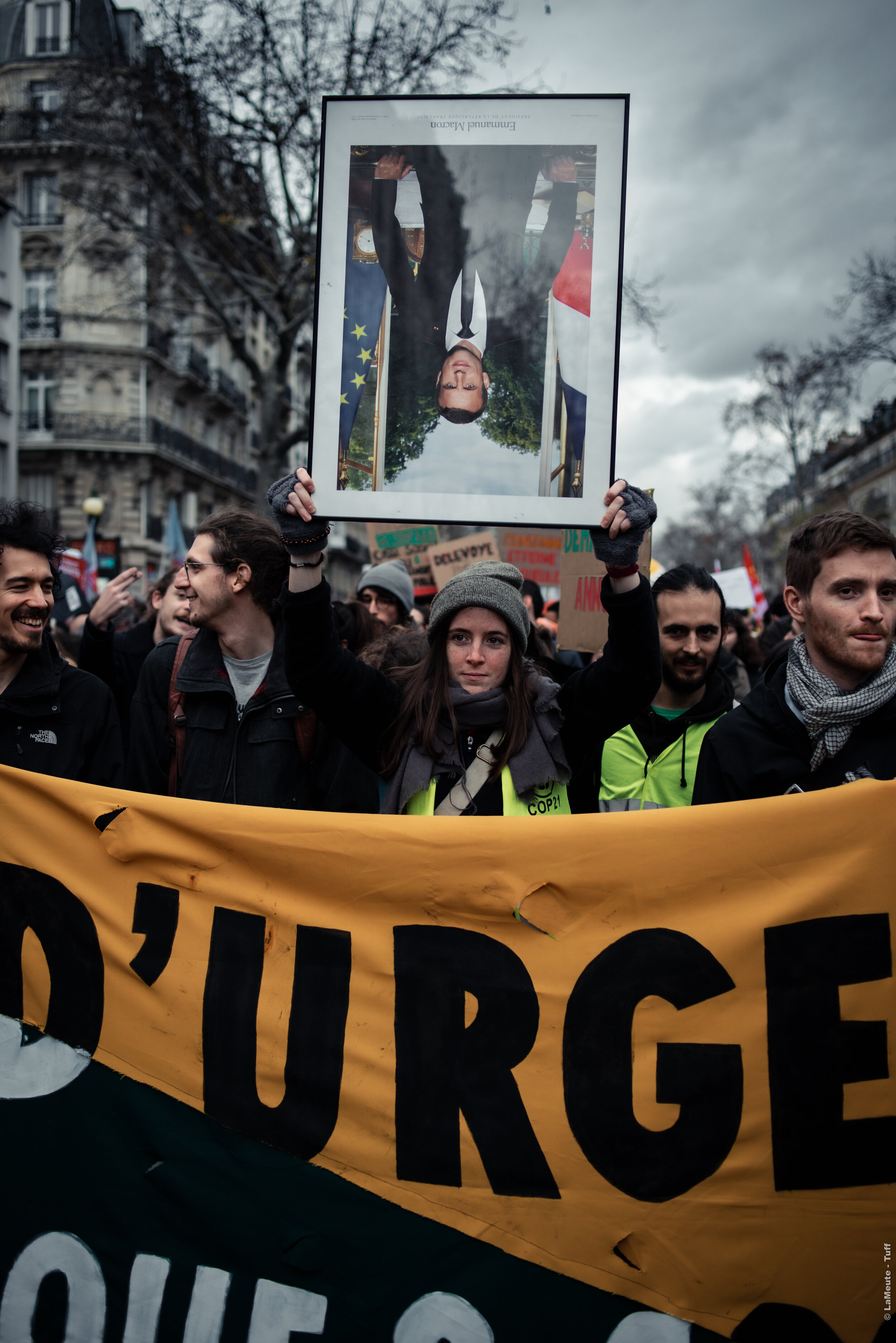  Une militante du collectif écologiste Action non-violente COP21 tiens le portrait d'Emmanuel Macron réquisitionnés en mairie, la tête a l'envers pour dénoncer le vide de la politique climatique et sociale. © LaMeute - tuff 