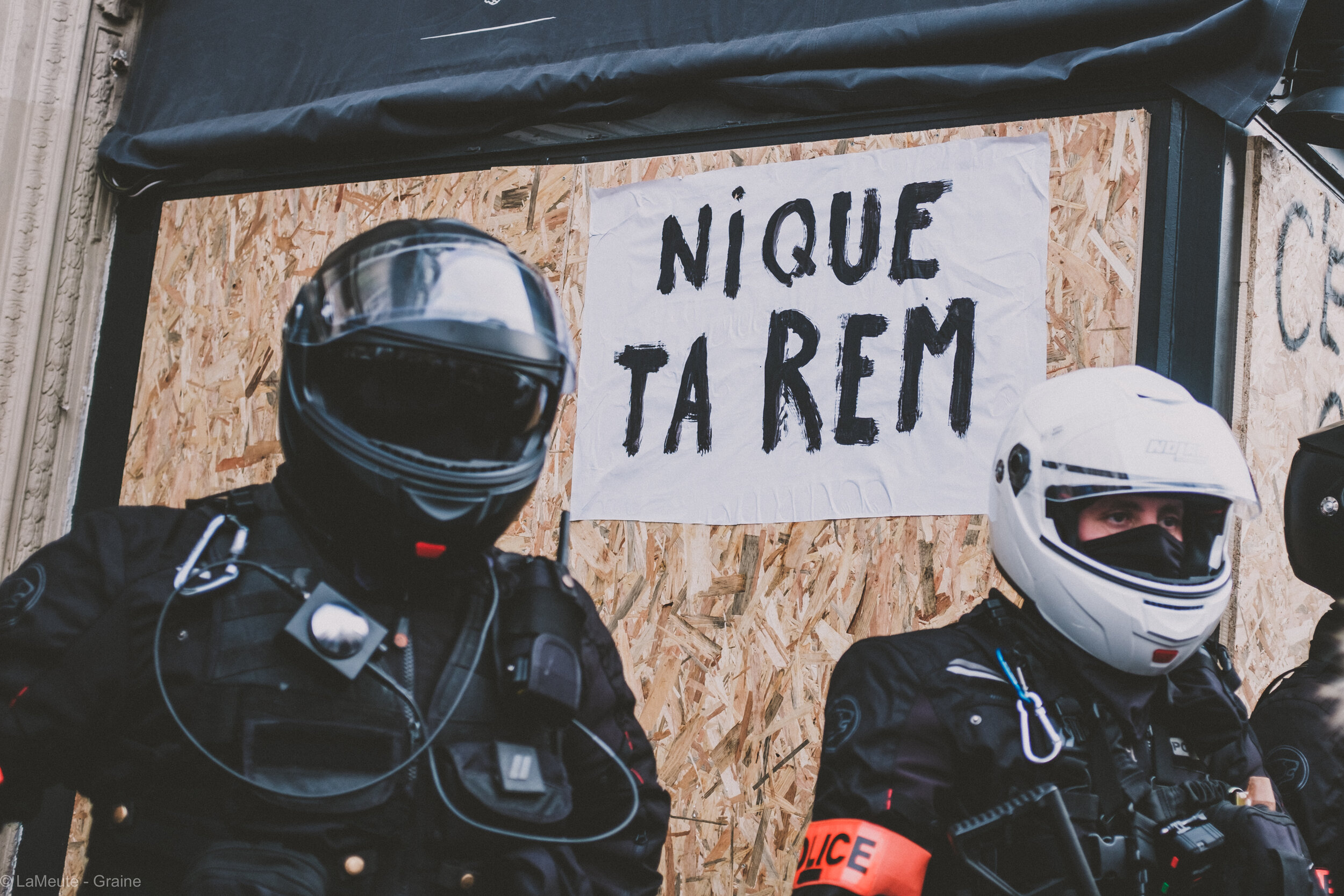   “Nique ta REM”  (pour “ République en Marche” ), sur un restaurant barricadé. Au premier plan, la BRAV-M, ou l’illustration d’un autoritarisme sans visage. © LaMeute - Graine 