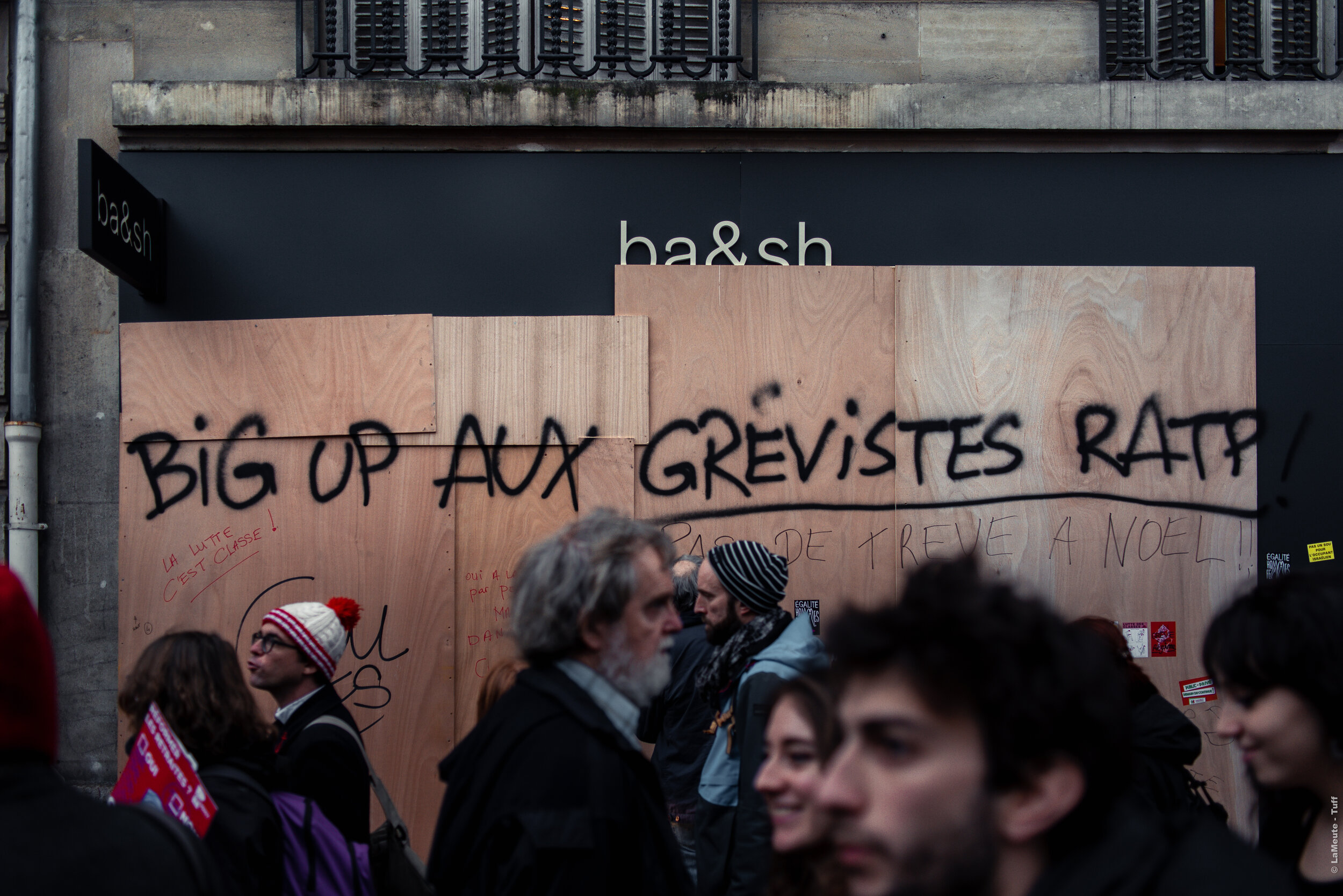  Le commerce Ba&amp;sh est barricadé, des manifestant.e.s ont inscrit un message de soutien au grévistes de la RATP. © LaMeute - Tuff 