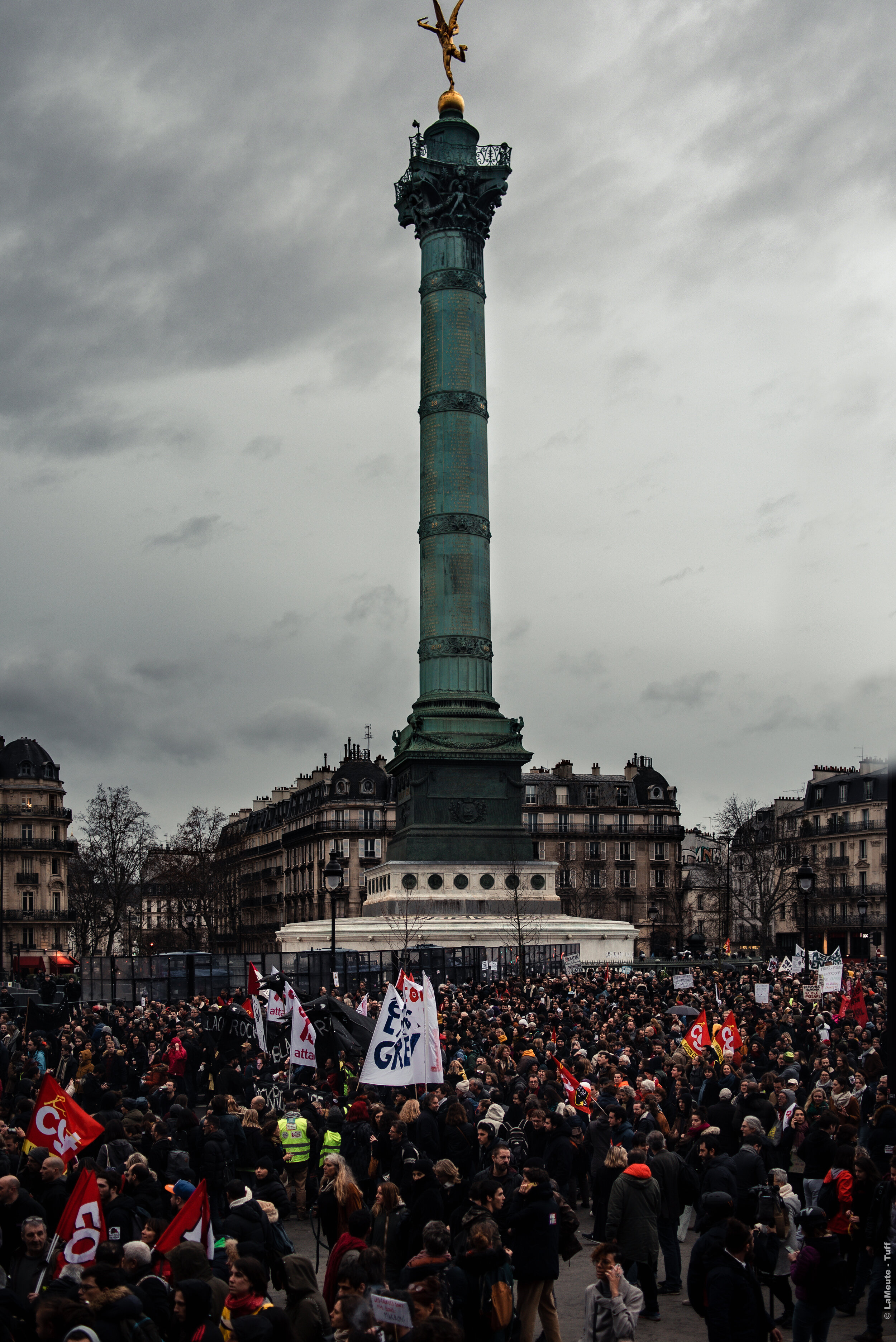  La manifestation passe par la Bastille dont toutes les issues hors parcours sont bloquées par les forces de l'ordre. © LaMeute - Tuff 
