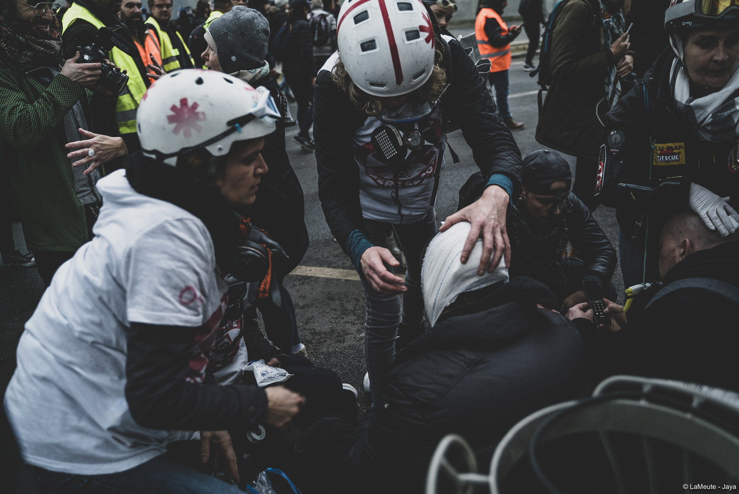   Boulevard Diderot, deux blessés sont soignés par les Street Medics.  ©LaMeute - Jaya 