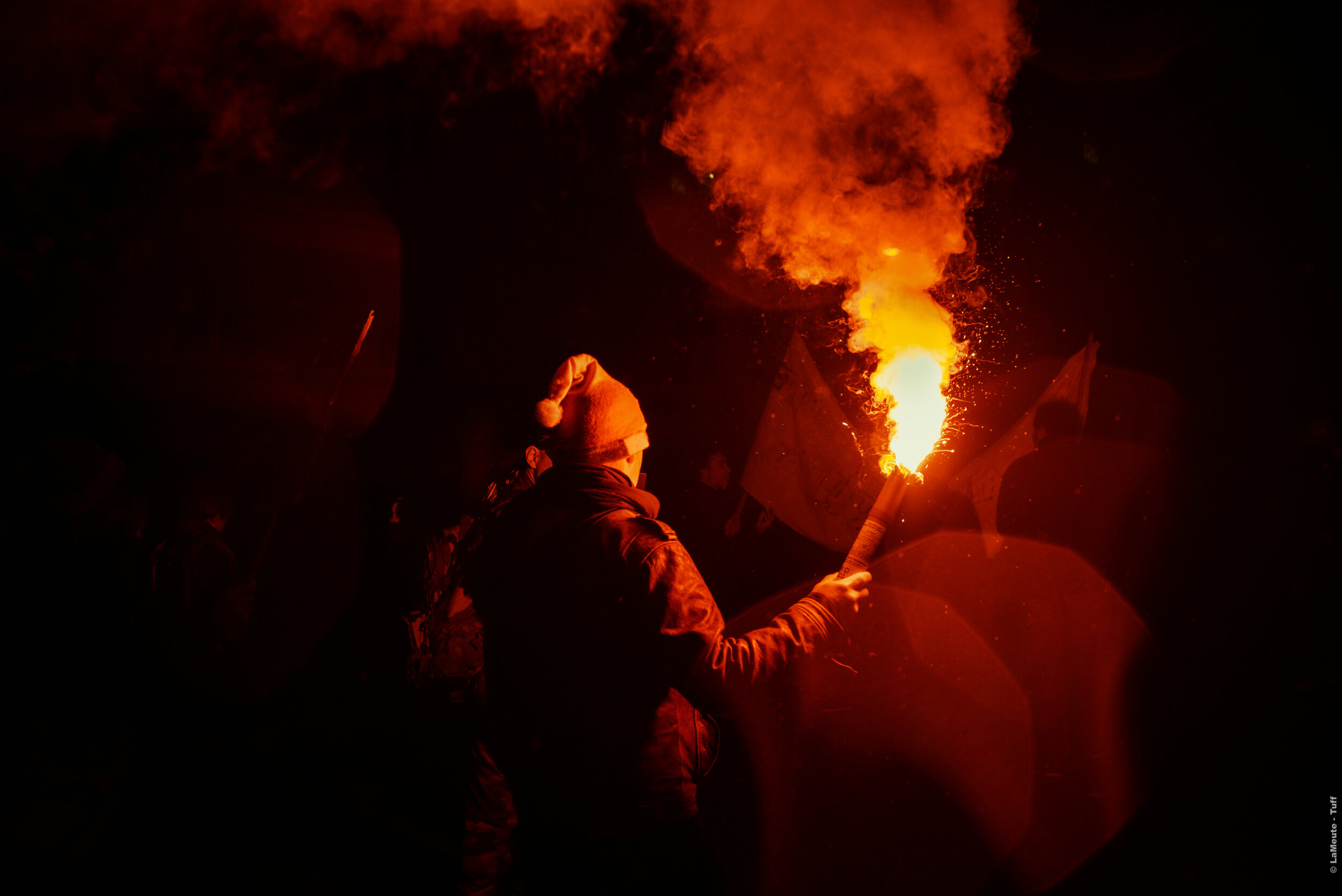  Les dernier.ère.s manifestant.e.s arrivent à Nation, l'un allume sa torche. © LaMeute - Tuff 