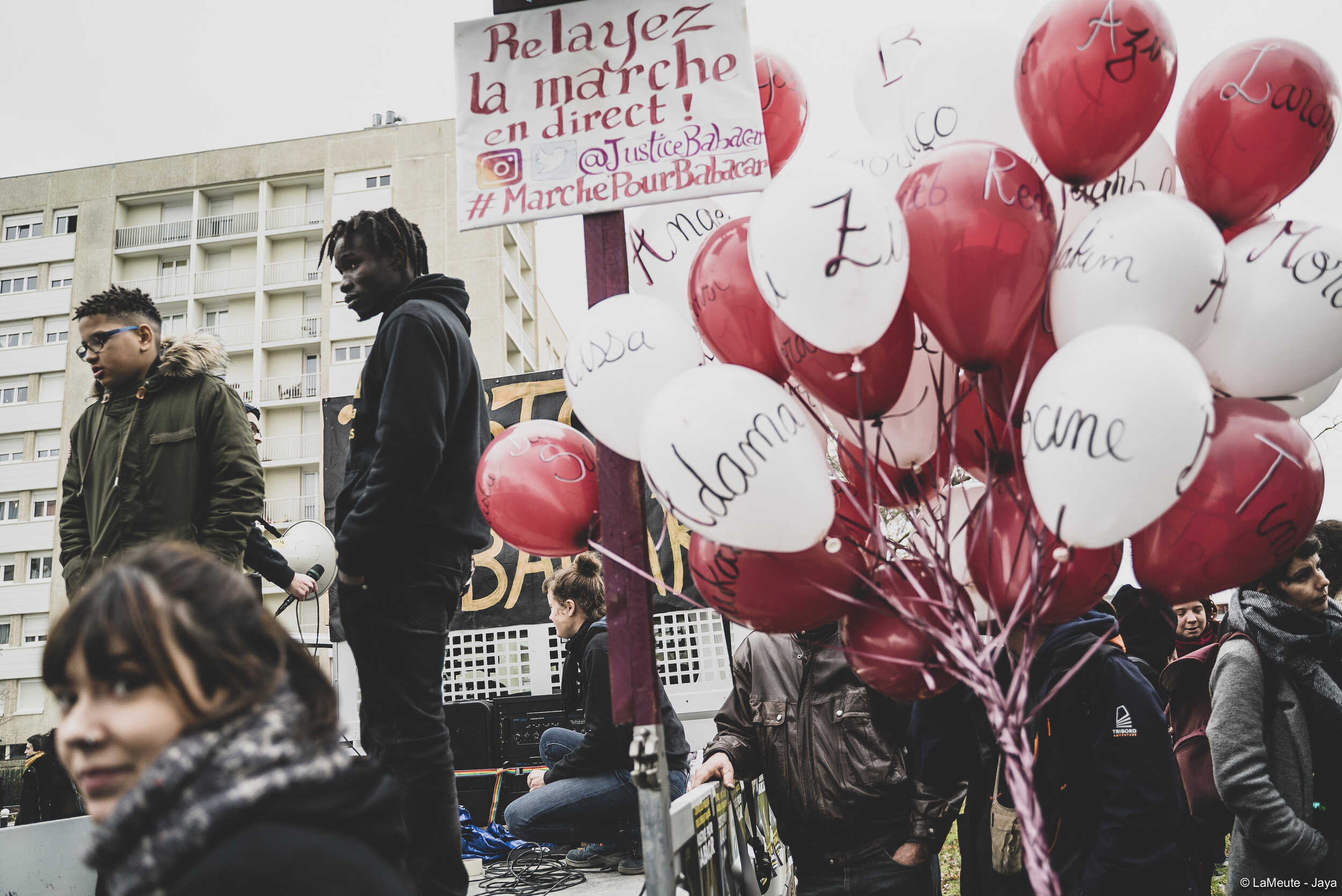   Sur la place Lucie et Raymond Aubrac, dans le quartier de Maurepas à Rennes, le cortège se prépare à marche pour Babacar et toutes les victimes de violences policières.  ©LaMeute - Jaya 