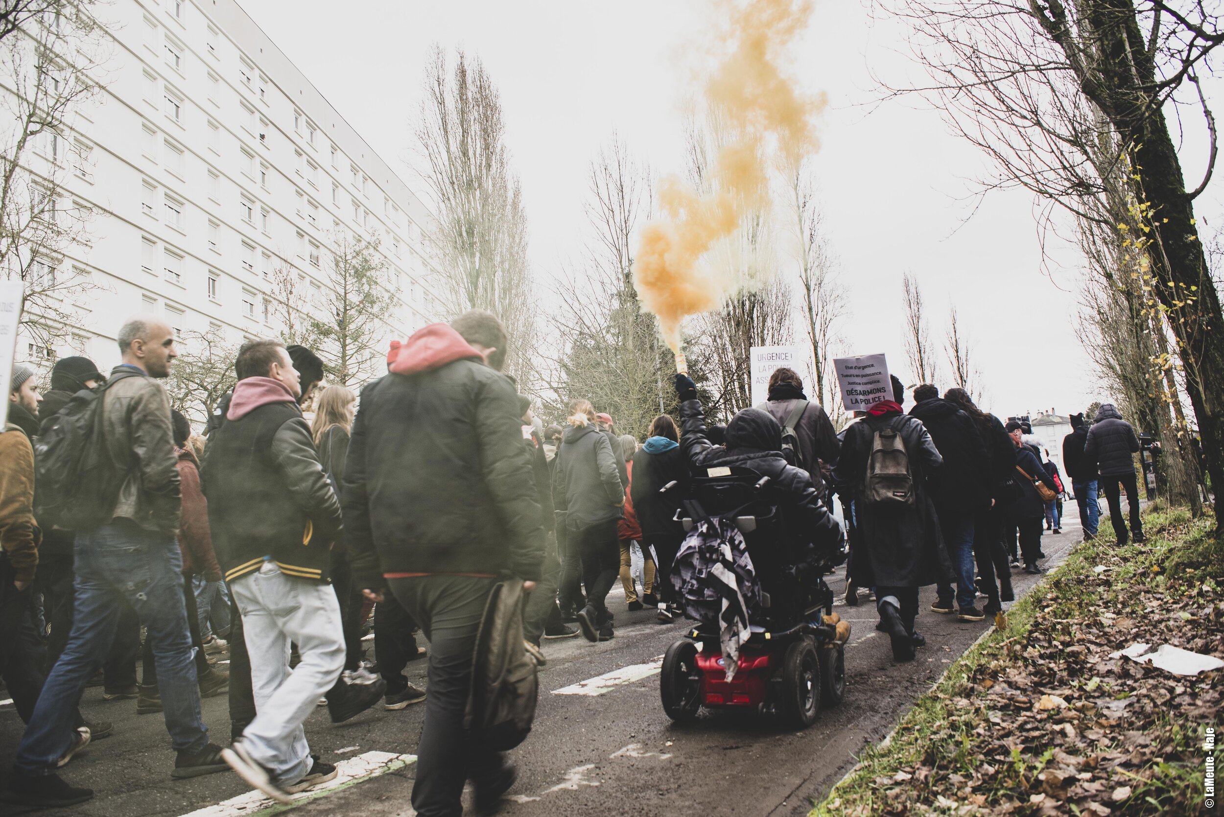   Un manifestant craque un fumigène pendant que le cortège avance.  ©LaMeute - Naje 