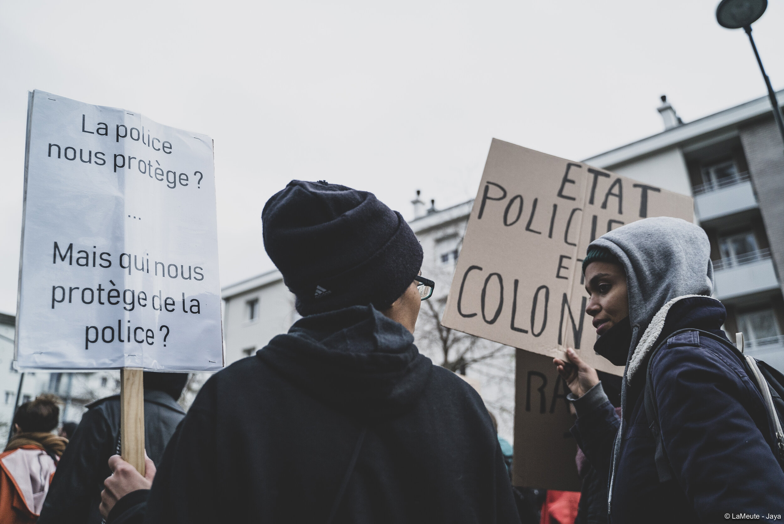   Toutes les prises de parole d’aujourd’hui pointent les dysfonctionnements du système judiciaire en France, l’impunité systématique des policiers dans les affaires de violences policières, et la généralisation accrue de ces violences.  ©LaMeute - Ja