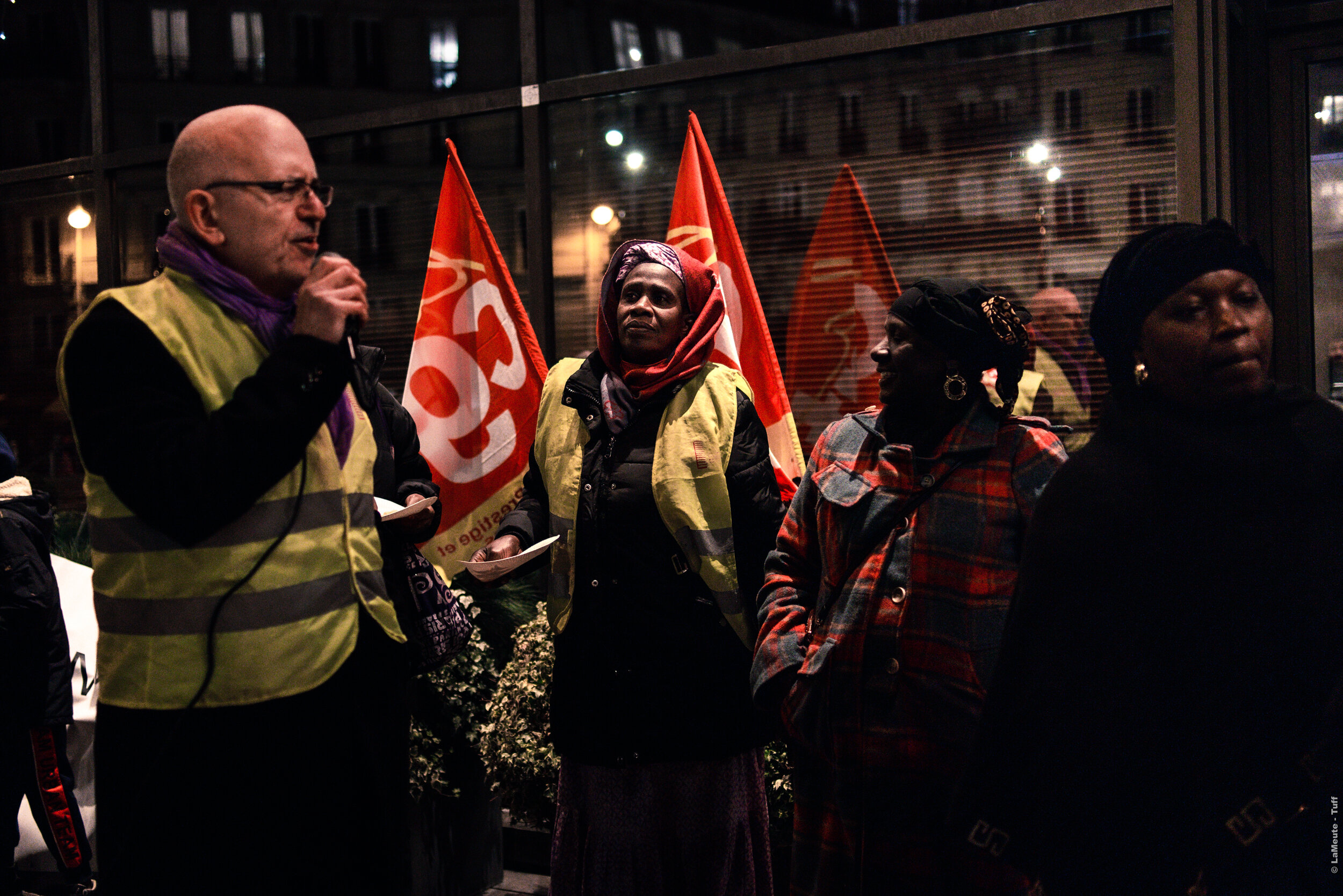  Claude Levy &nbsp;(délégué syndical CGT-HP) prend la parole sur les revendications du rassemblement. Paris 24/10/12 