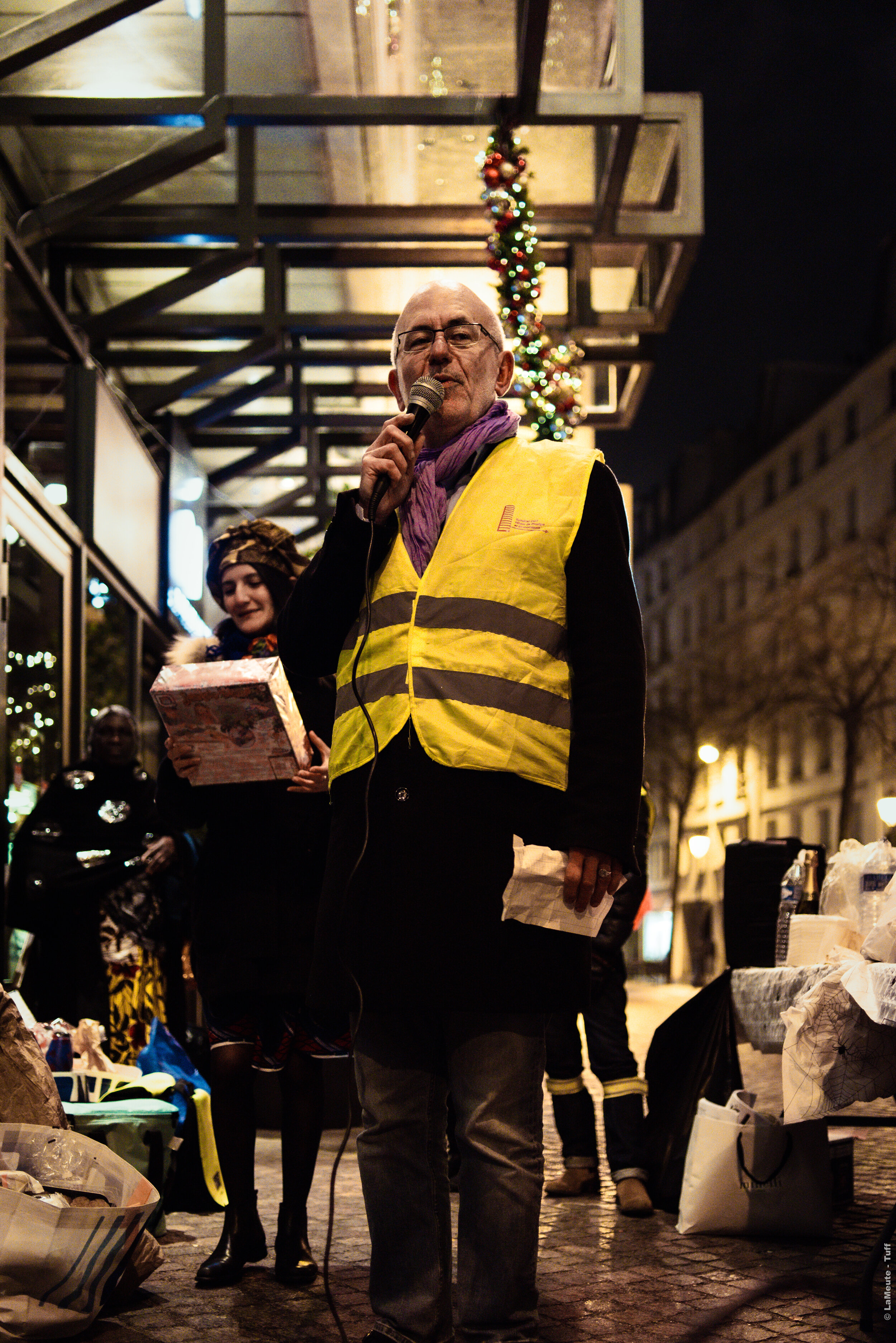  Claude Lévy fait l’appel des enfants tandis que Tiziri&nbsp;Kandi ,syndicaliste à la&nbsp;CGT-HPE, leur remet les cadeaux. Paris - 24/12/19 