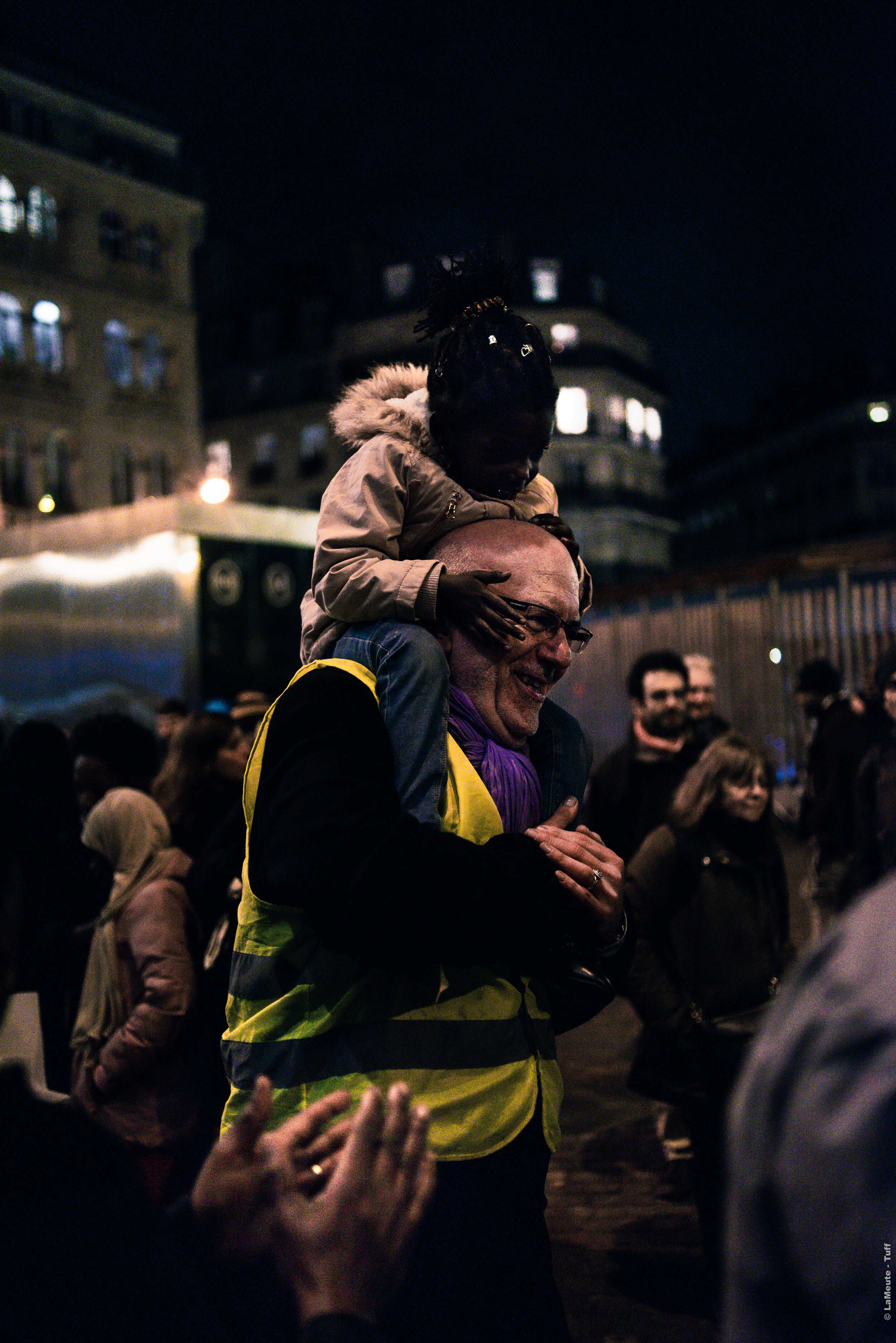  Dans l’ambiance conviviale, Claude Levy porte une petite fille d’une gréviste sur ses épaules. Paris 24/10/12 