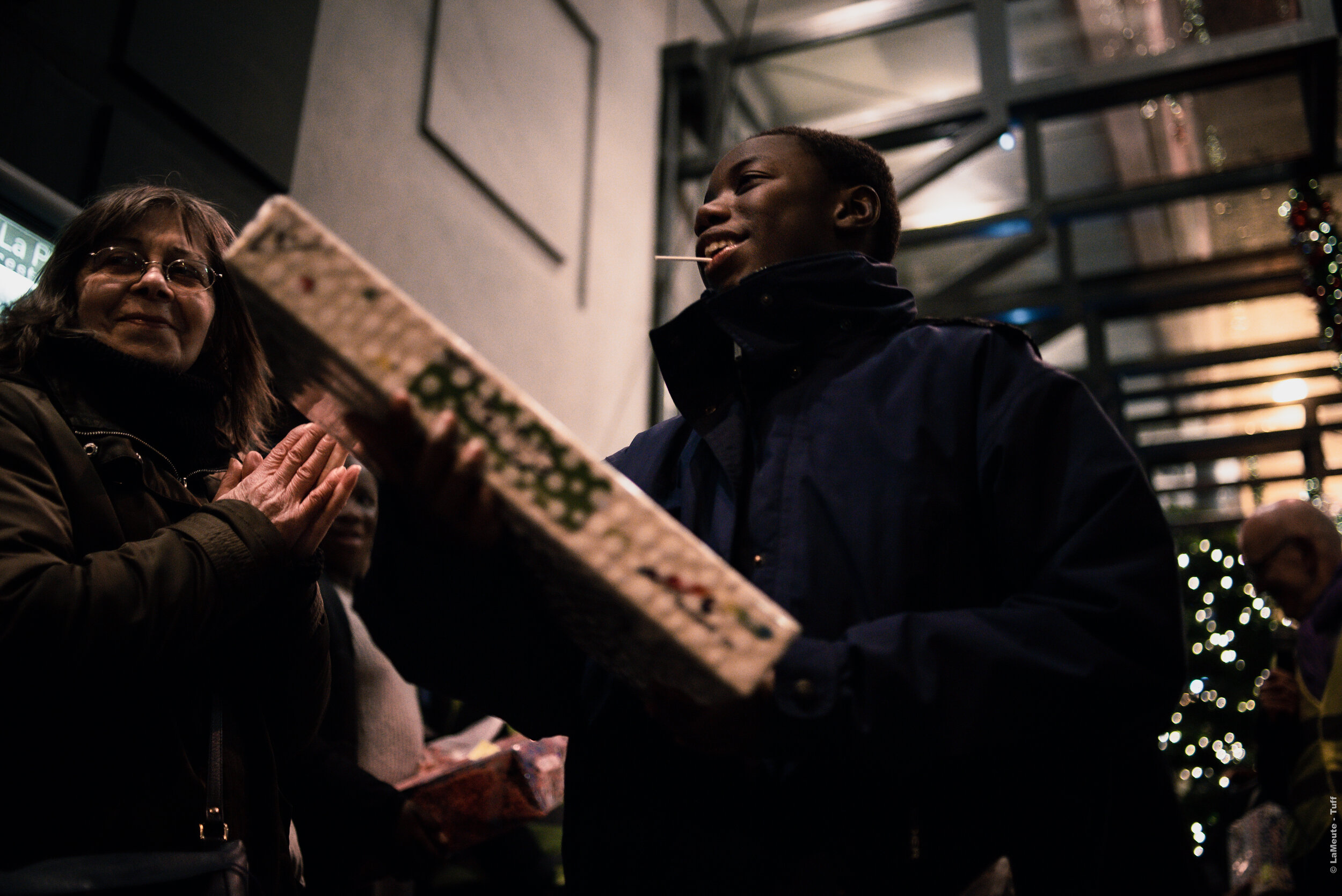  Une distribution de cadeau est faite par le CGT HPE, un jeune garçon vient de recevoir le sien. Paris 24/10/12 