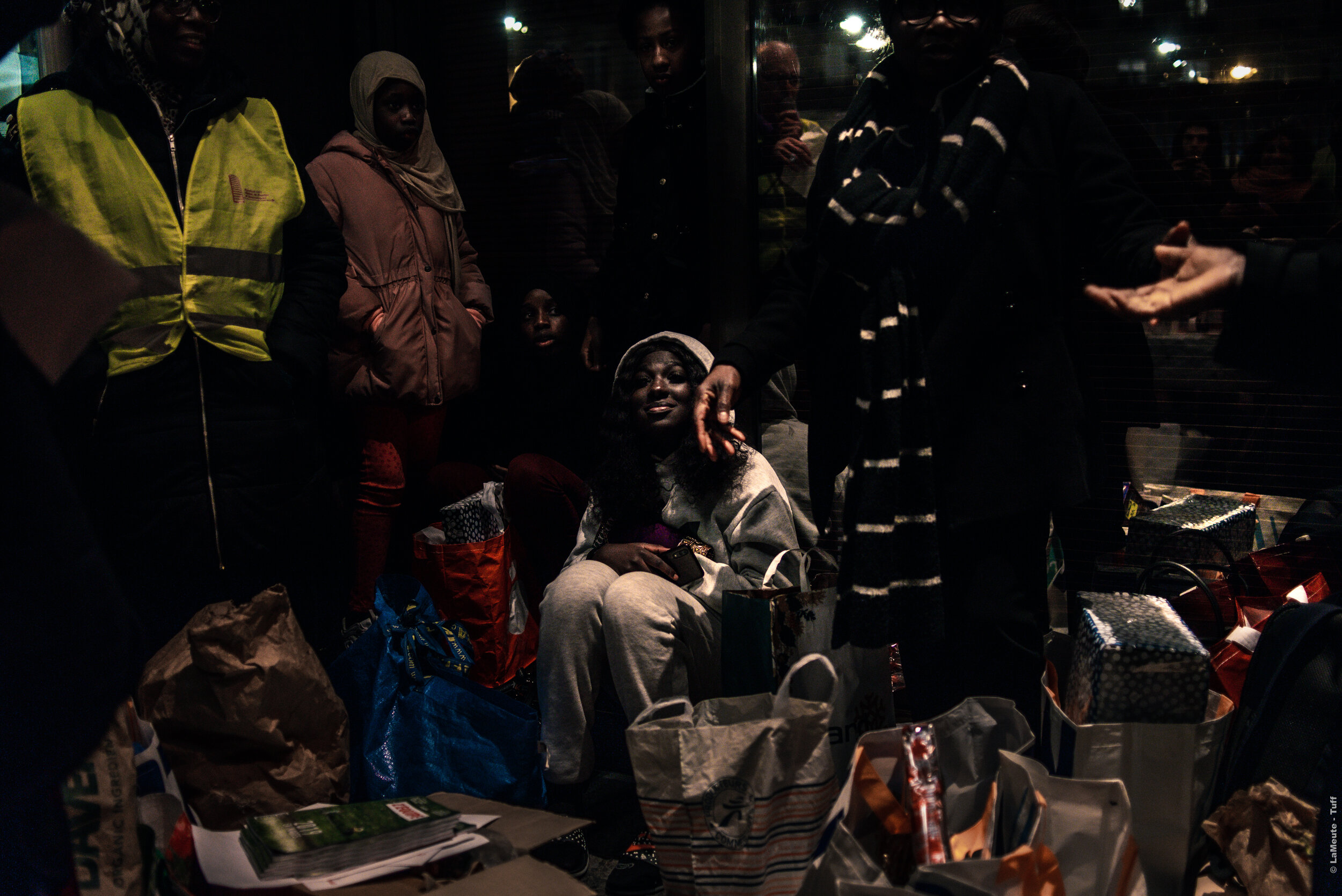  les familles des grévistes pendant la distribution des cadeaux. Paris 24/10/12 