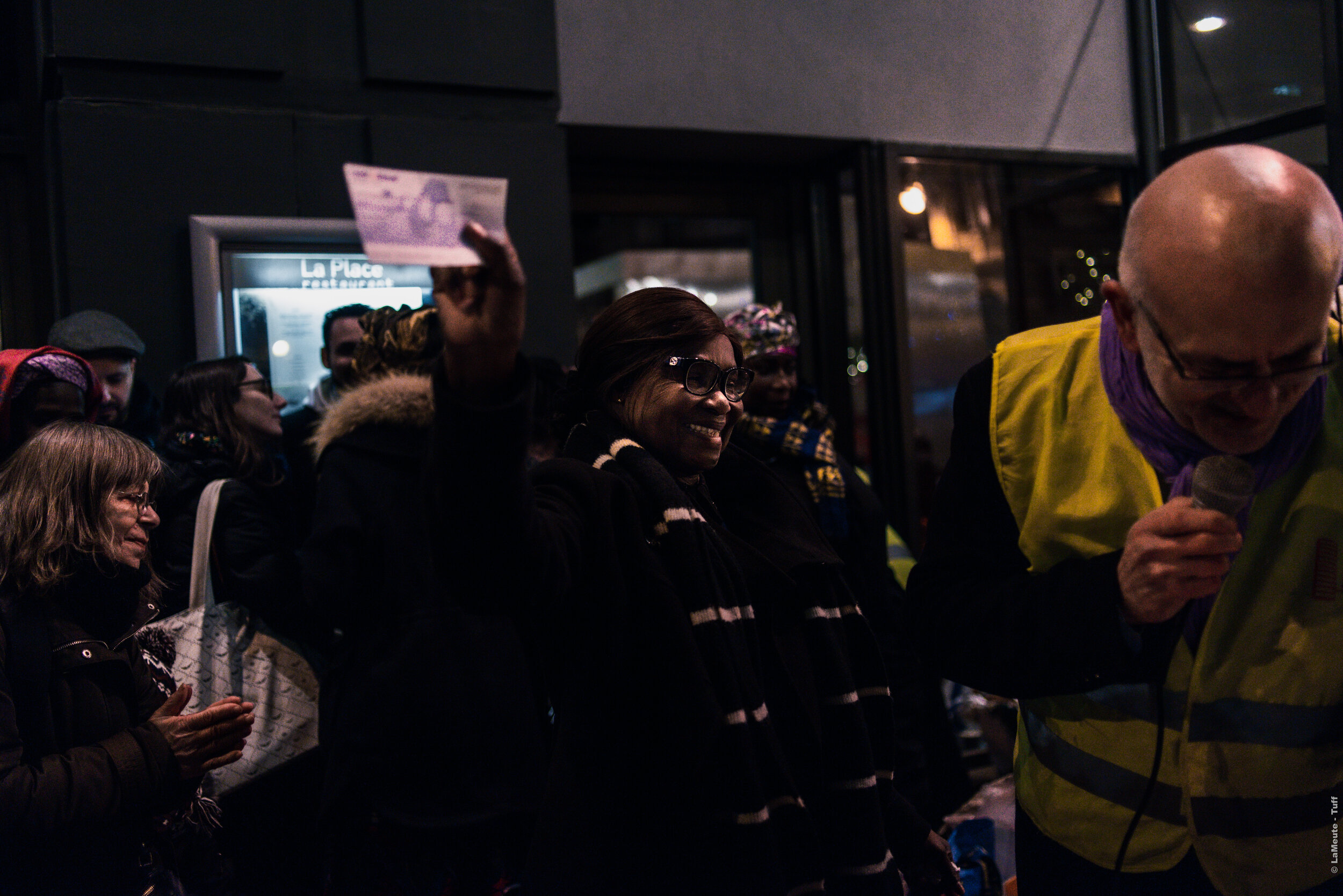  Remise de chèque de la caisse de la solidarité de la CGT - HPE  à une gréviste. Paris - 24/12/19 