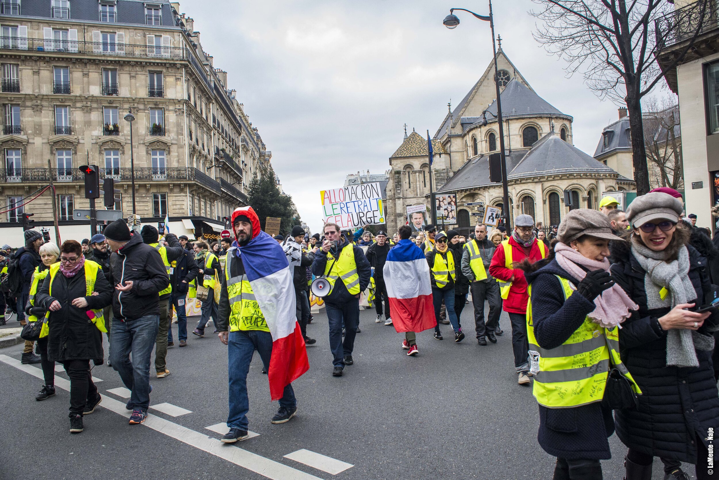   À la hauteur de la station Arts et Métiers, iels sont quelques centaines à défiler.  ©LaMeute - Naje.      