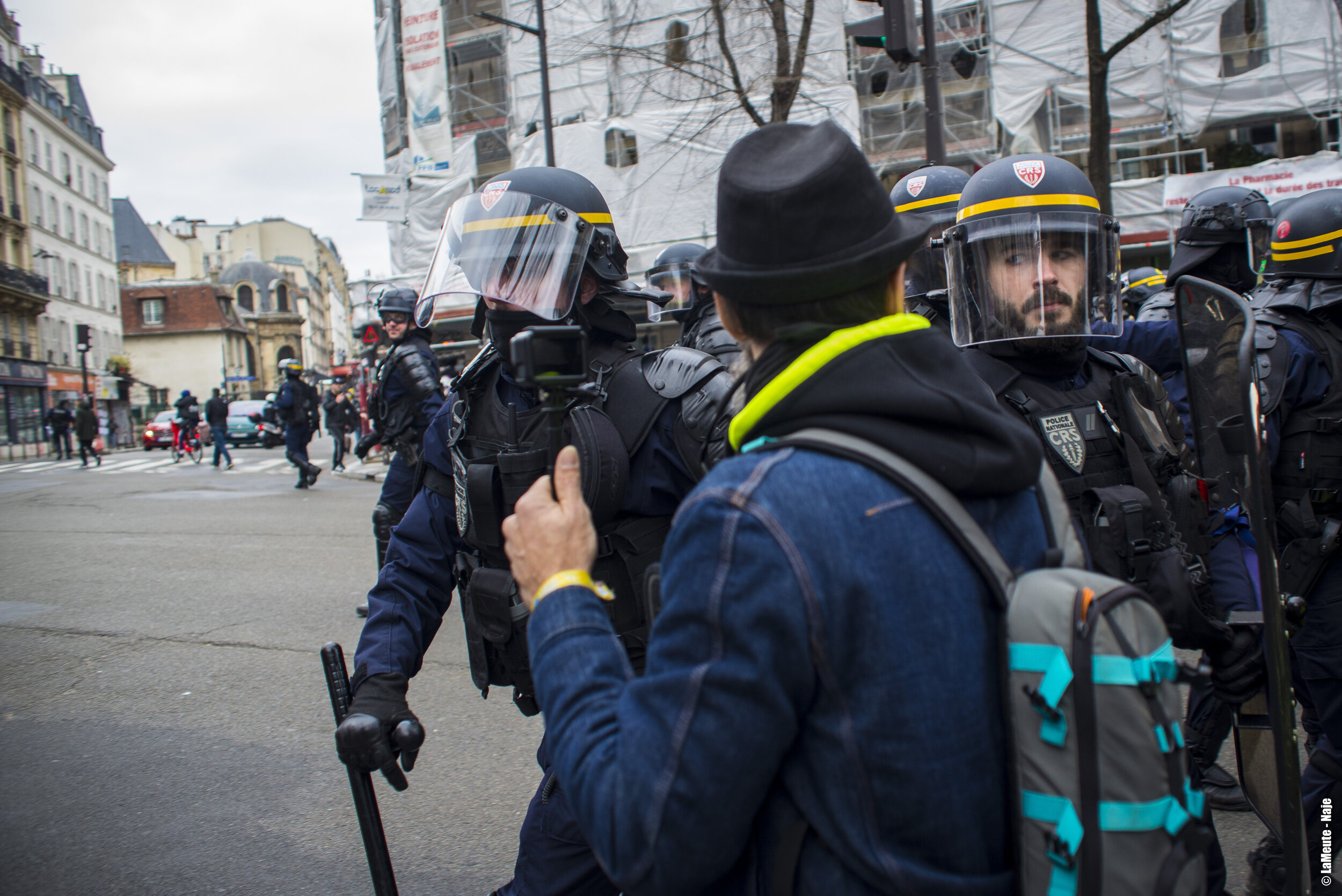   La fumée dispersée, les Gilets Jaunes - ici Jérome Rodriguez - reprennent la marche.  ©LaMeute - Naje.      