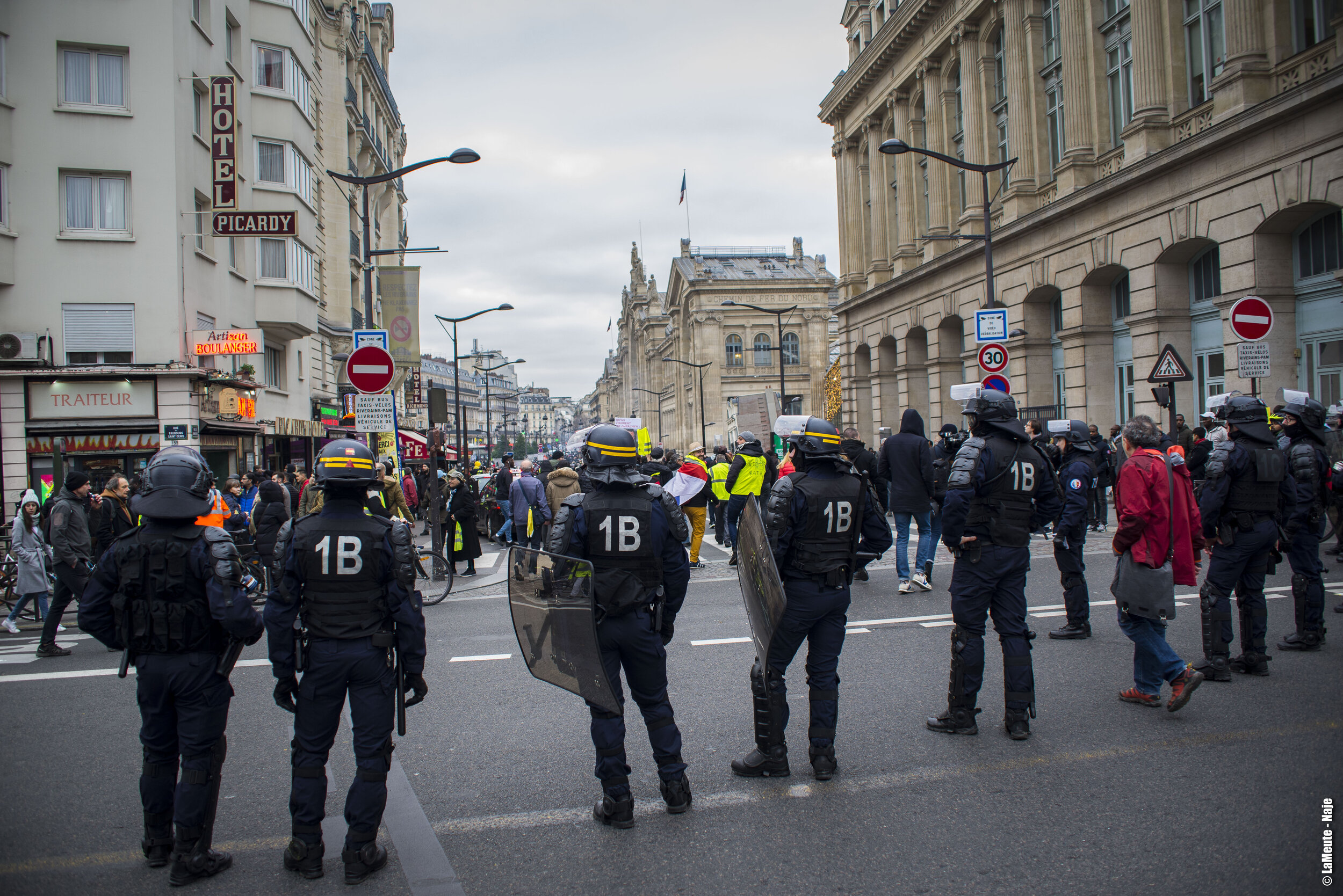   Le cortège de quelques centaines de Gilets Jaunes arrive maintenant au point de rendez-vous.  ©LaMeute - Naje.      