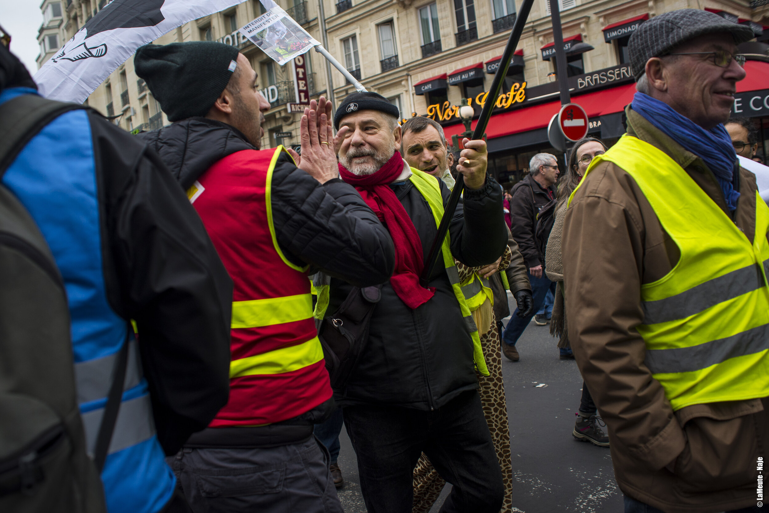   Gilets Jaunes et grévistes se saluent sur le parvis de la Gare du Nord.  ©LaMeute - Naje.      