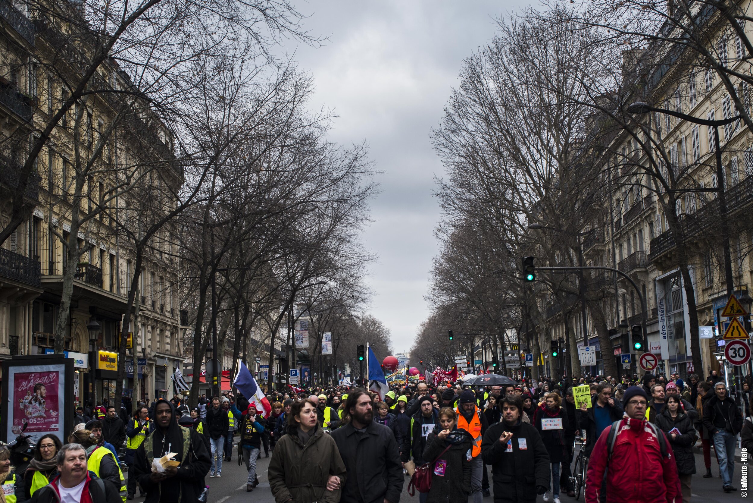   La journée finie, la préfecture annoncera 4500 manifestant•es. À observer le boulevard de Magenta en début de marche, on aurait facilement penser le double.  ©LaMeute - Naje.      