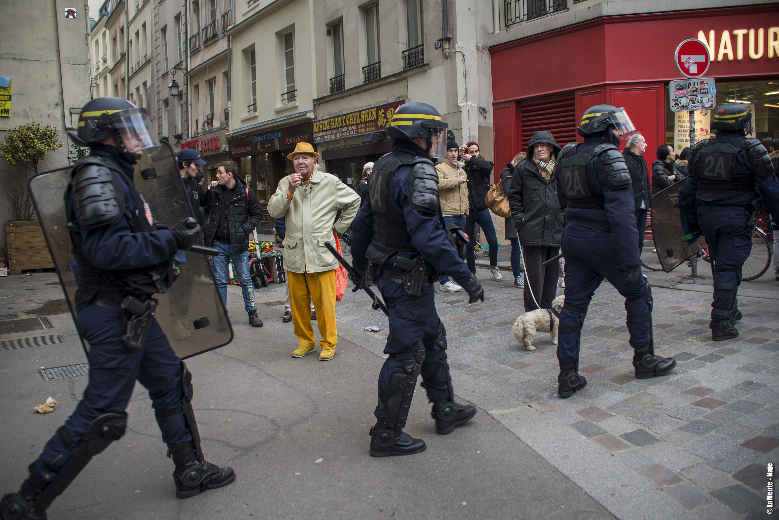   Comme lors des manifestations parisiennes précédentes, les Fdo choisissent d’encadrer la manifestation en restant au contact direct du défilé.  ©LaMeute - Naje.      