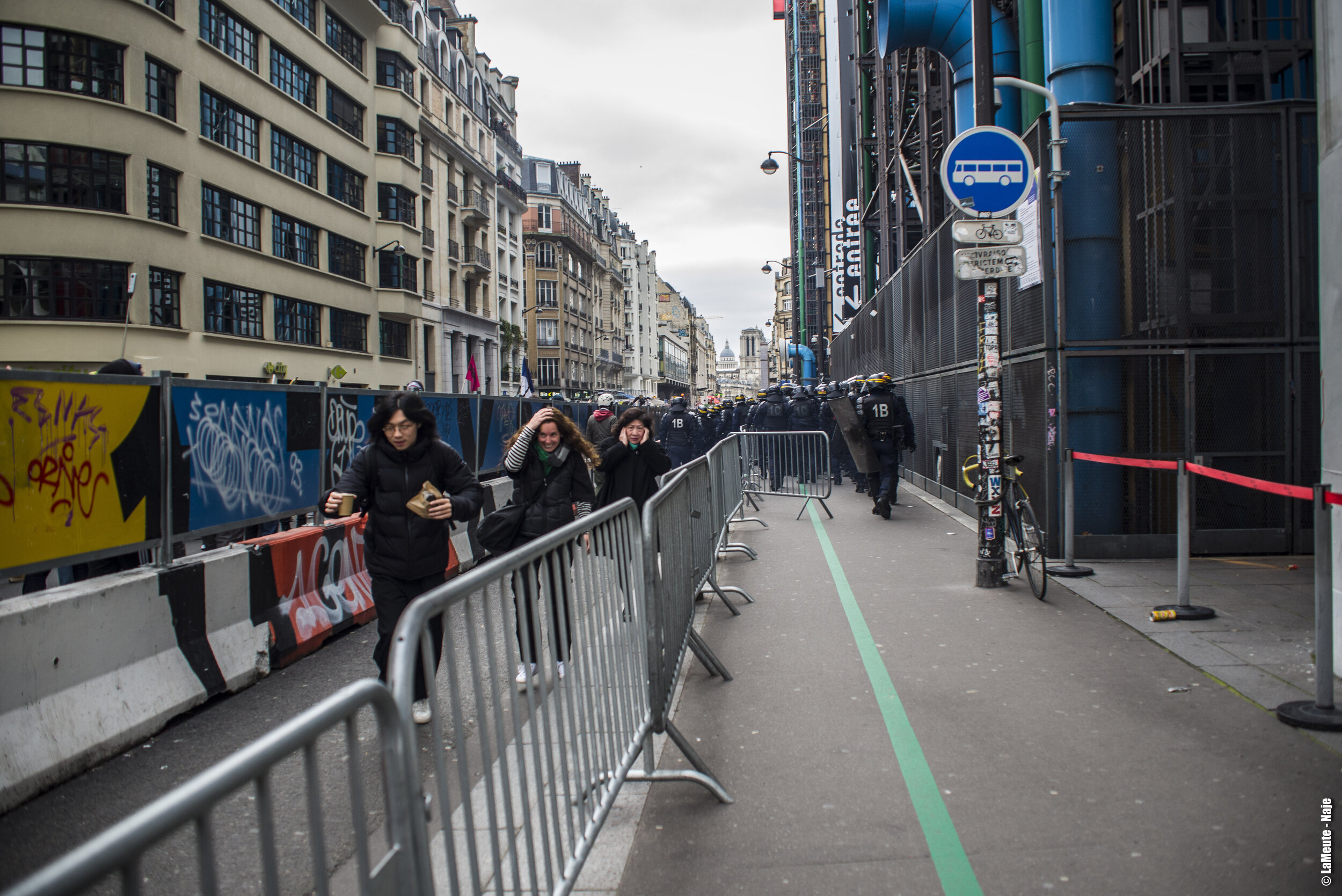   Arrivé à la hauteur du centre Georges Pompidou, les esprits s’animent. Certains touristes, surpris•es par le passage de la manifestation, s’éloignent rapidement.  ©LaMeute - Naje.      
